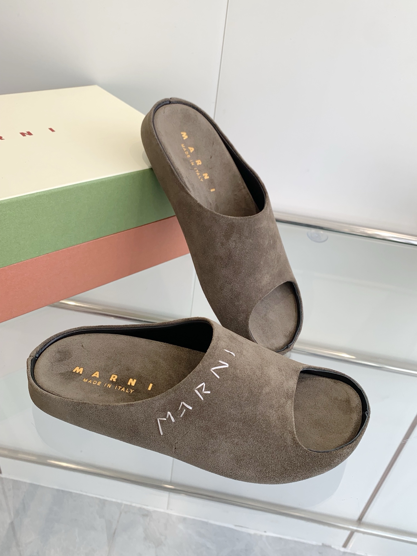 Marni’s High-Sensored Banana Slipper: Fashionable, Hand-Sewn Logo, Sheepskin Inner - 图片 8