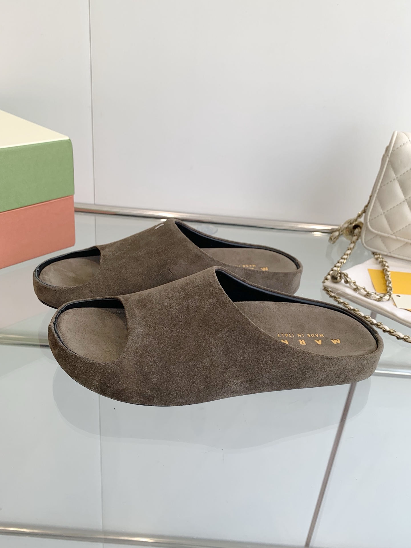 Marni’s High-Sensored Banana Slipper: Fashionable, Hand-Sewn Logo, Sheepskin Inner - 图片 2