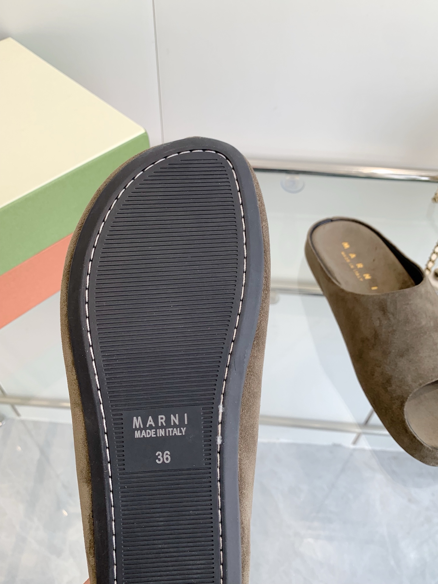 Marni’s High-Sensored Banana Slipper: Fashionable, Hand-Sewn Logo, Sheepskin Inner - 图片 6