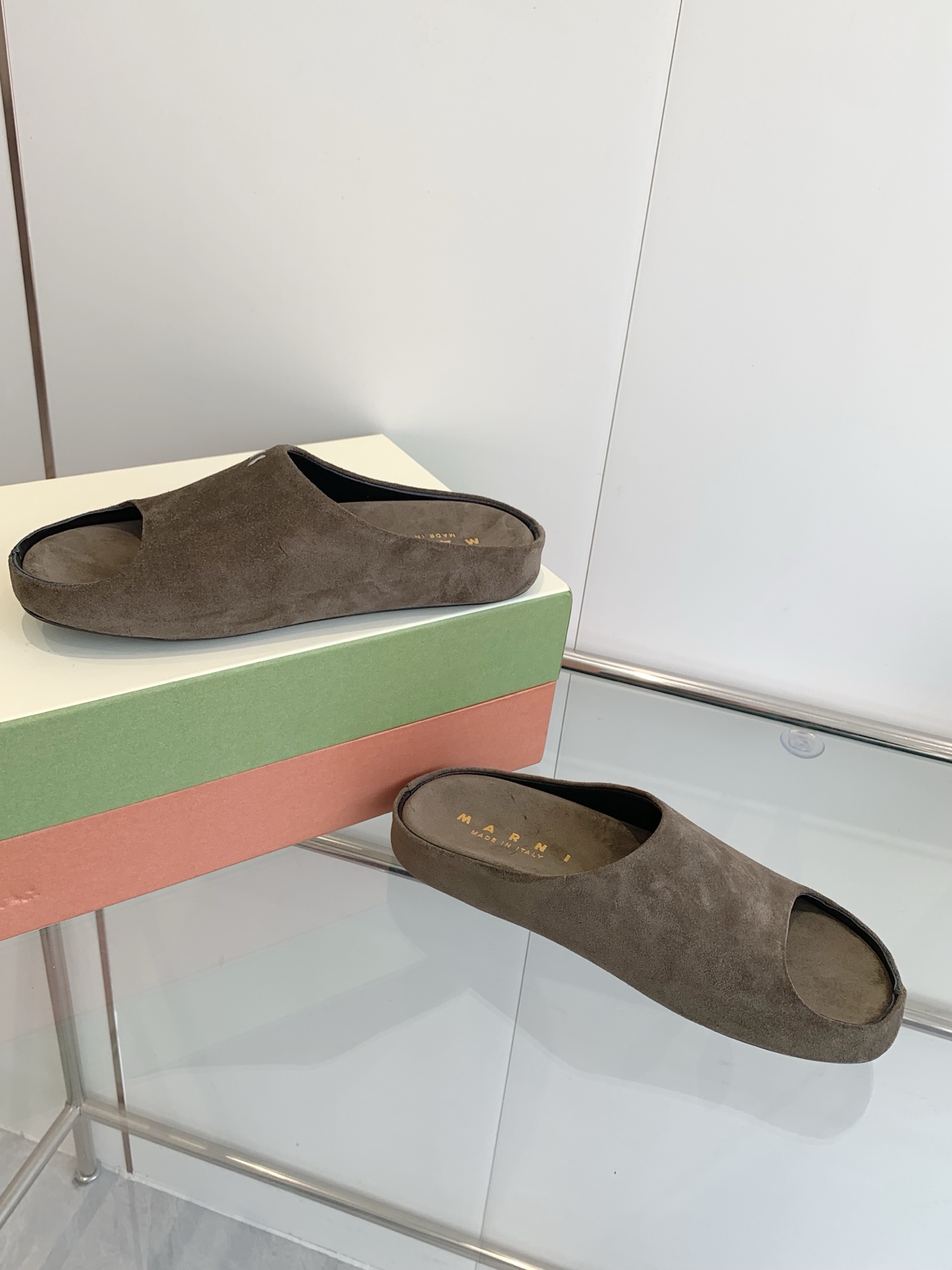 Marni’s High-Sensored Banana Slipper: Fashionable, Hand-Sewn Logo, Sheepskin Inner - 图片 9