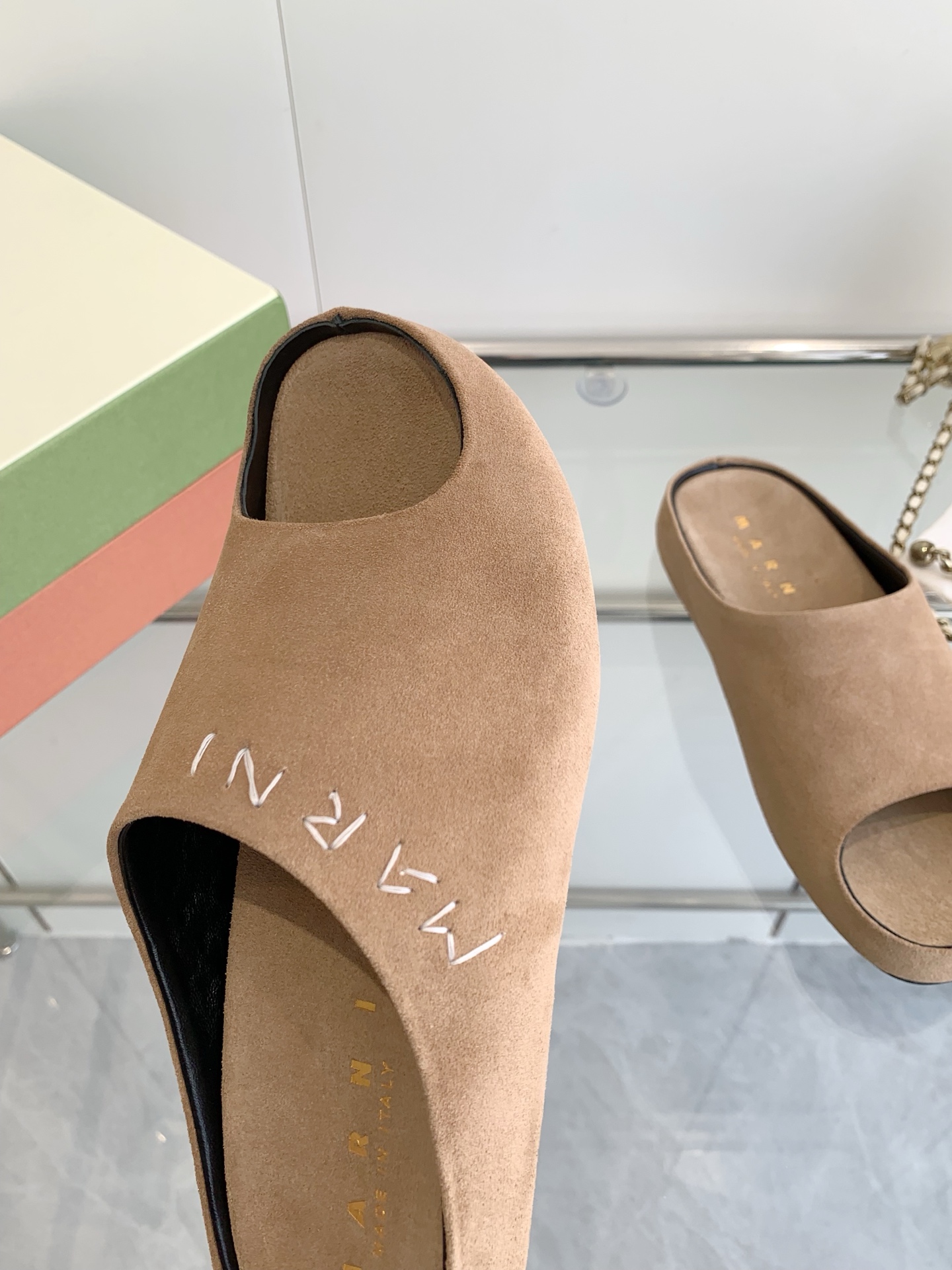 Title: Marni Banana Slipper Face Mask Description Summary: Marni’s high-fashion banana slipper face mask with hand-sewn logo, sheepskin inner, and rubber sole. Sizes - 图片 7
