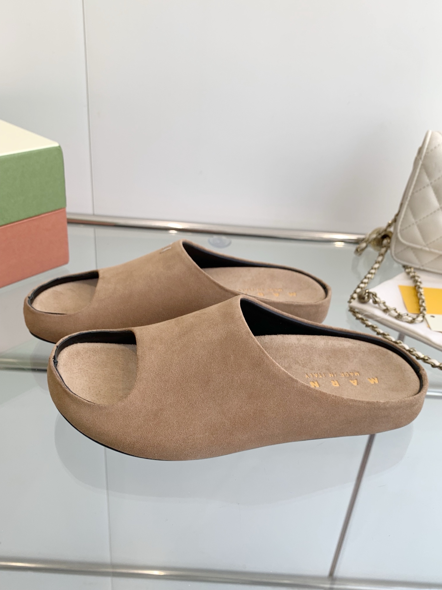 Title: Marni Banana Slipper Face Mask Description Summary: Marni’s high-fashion banana slipper face mask with hand-sewn logo, sheepskin inner, and rubber sole. Sizes - 图片 2