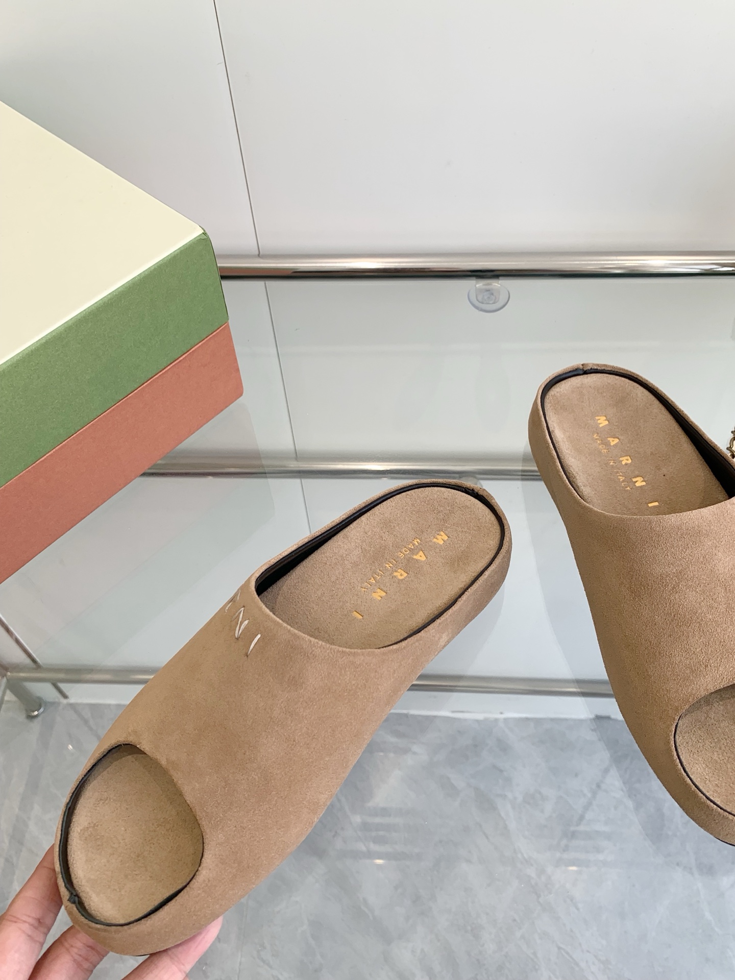 Title: Marni Banana Slipper Face Mask Description Summary: Marni’s high-fashion banana slipper face mask with hand-sewn logo, sheepskin inner, and rubber sole. Sizes - 图片 4