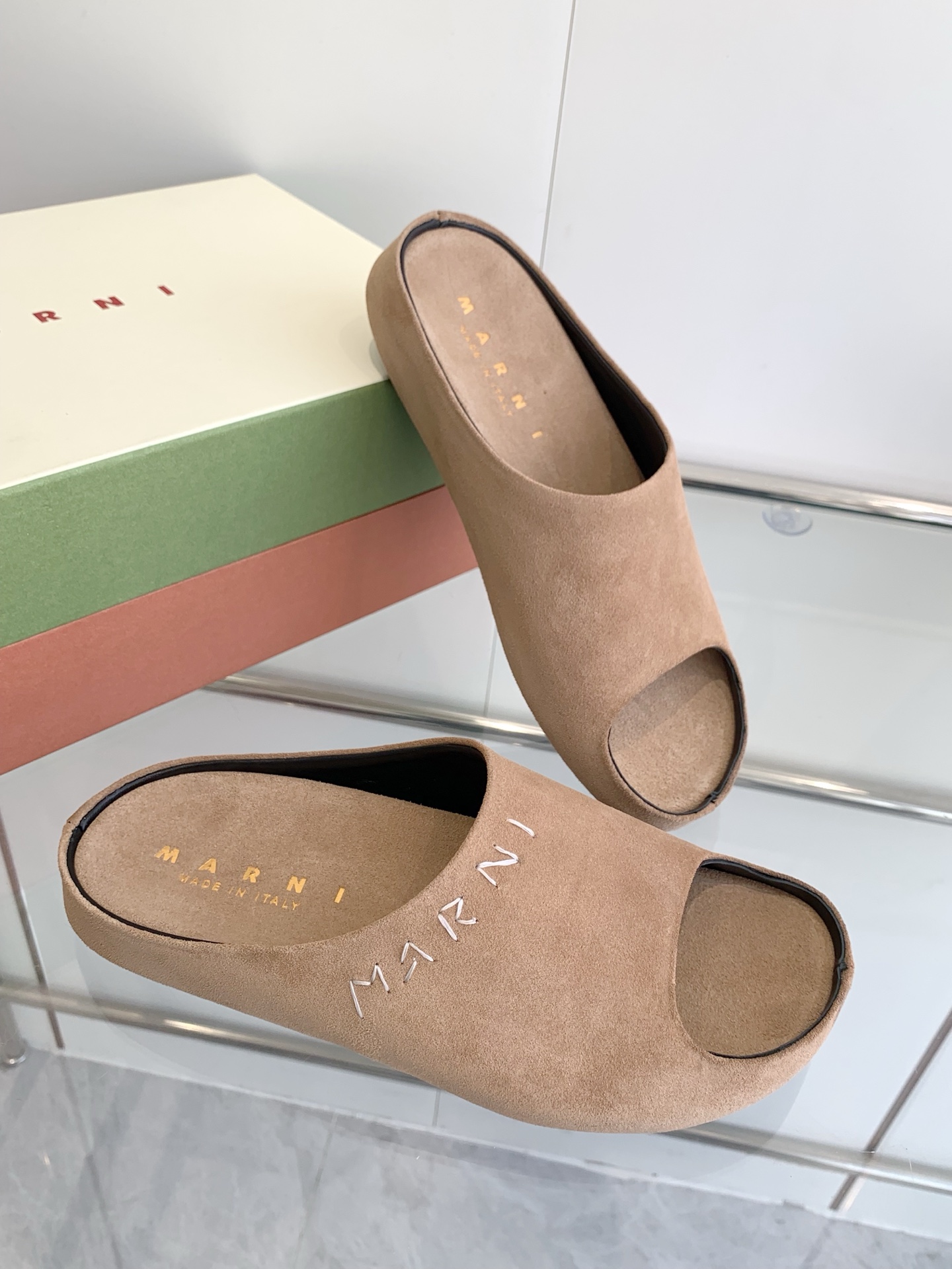 Title: Marni Banana Slipper Face Mask Description Summary: Marni’s high-fashion banana slipper face mask with hand-sewn logo, sheepskin inner, and rubber sole. Sizes - 图片 8