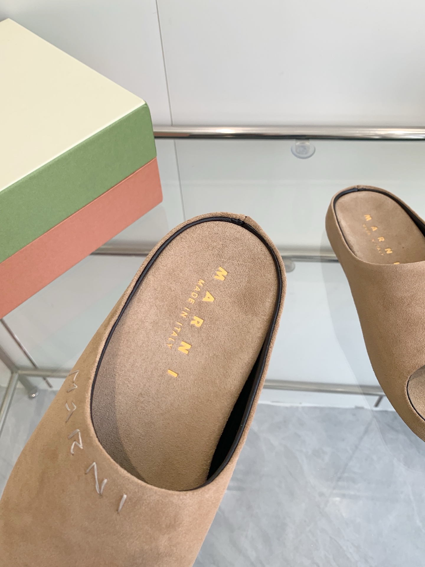 Title: Marni Banana Slipper Face Mask Description Summary: Marni’s high-fashion banana slipper face mask with hand-sewn logo, sheepskin inner, and rubber sole. Sizes - 图片 6