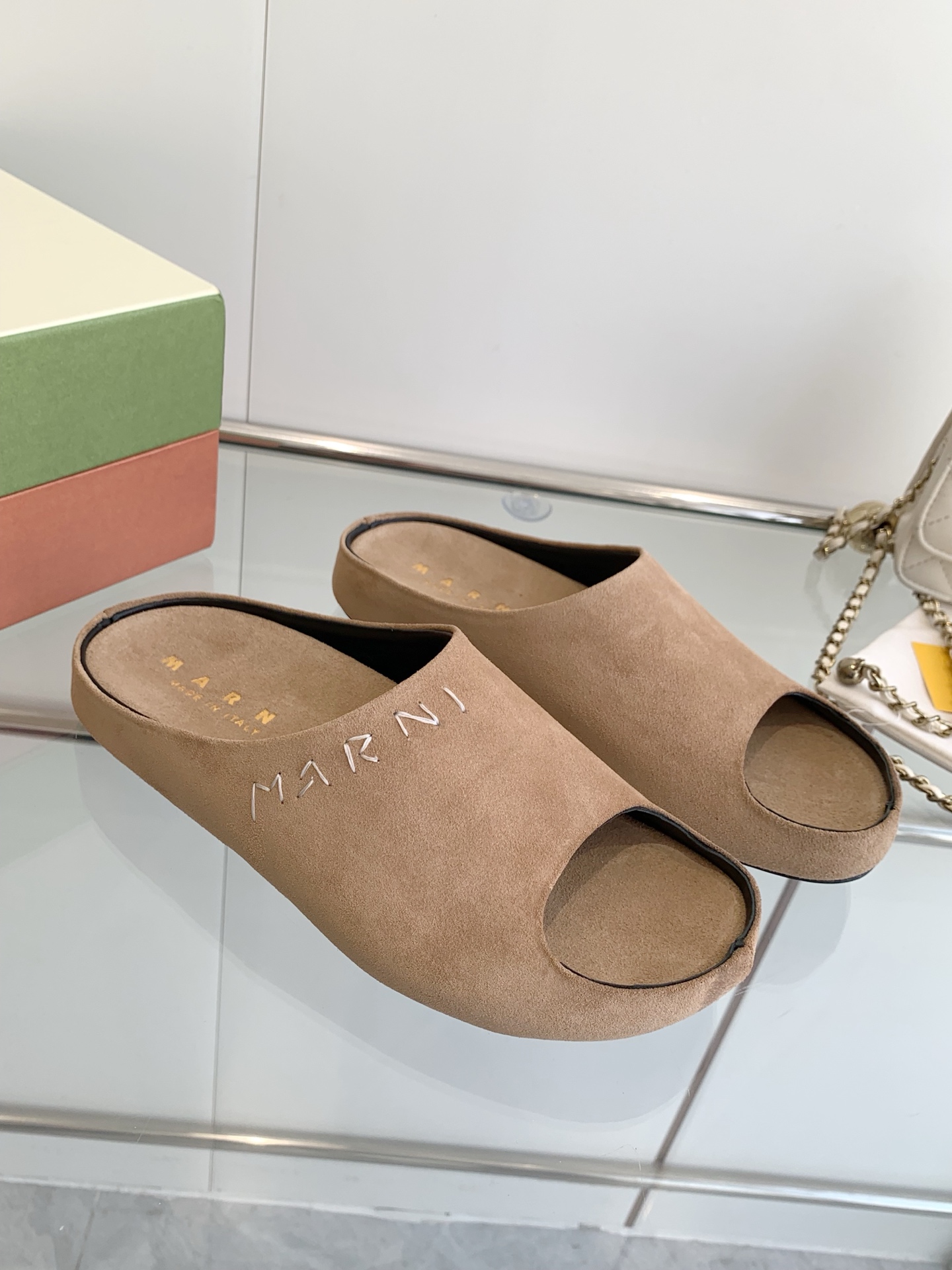 Title: Marni Banana Slipper Face Mask Description Summary: Marni’s high-fashion banana slipper face mask with hand-sewn logo, sheepskin inner, and rubber sole. Sizes - 图片 3