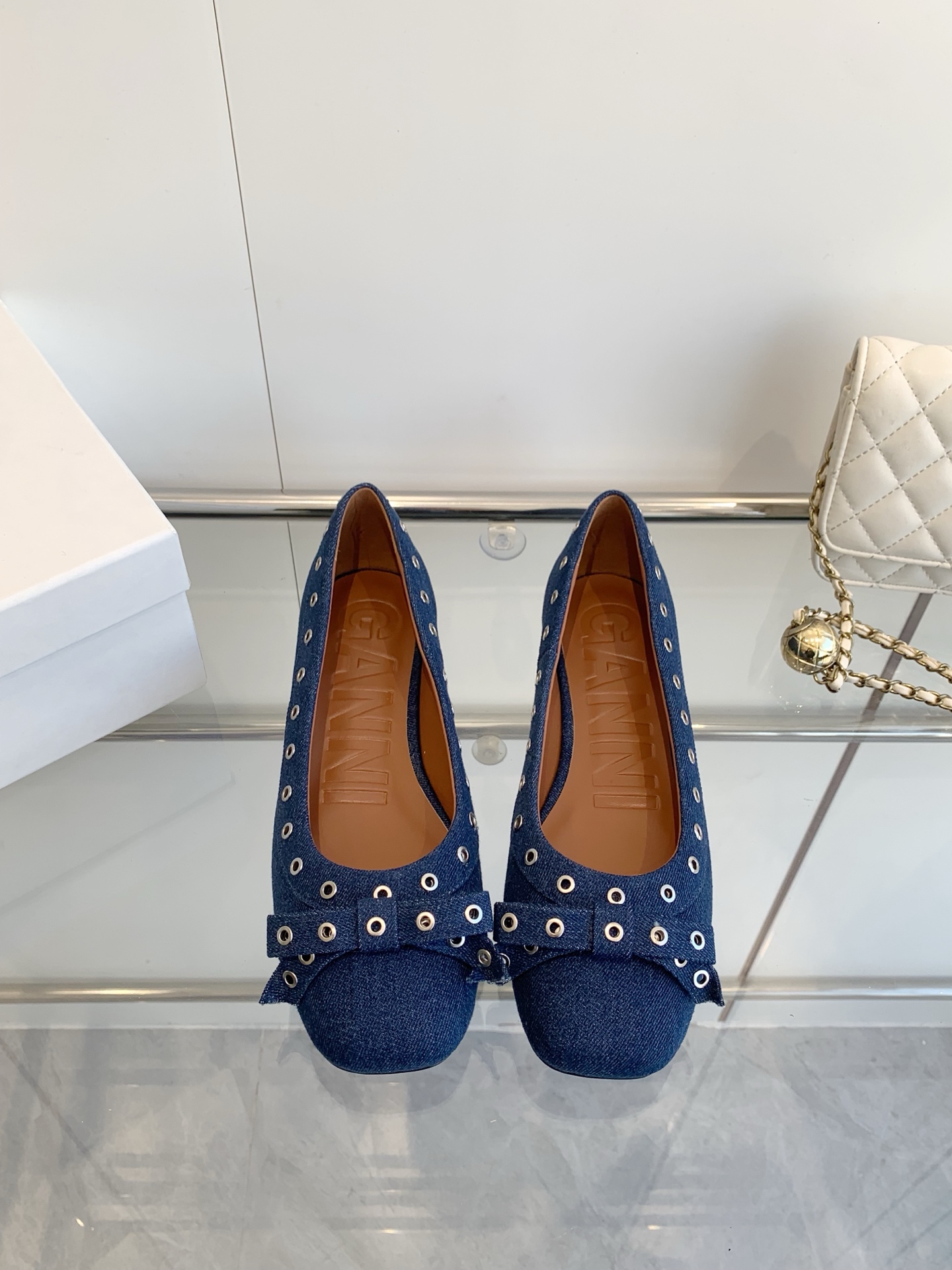 NO:262505,The same model of celebrity GANNI 25SS early spring new round-toe leather cornblock ballet single shoe upper: imported cowhide inner: customized water-dyeed calf leather Outsole: original open mold rubber sole Size: 35-39 (40 41 custom made without return) with original packaging, single shoes, cowhide19860909明星同款 GANNI 25SS早春新款 圆头皮革鸡眼扣芭蕾单鞋 鞋面:进口牛皮 内里:订制水染小牛皮 大底:原版开模橡胶鞋底 码数:35-39（40 41定做不退换） 配原版包装,单鞋,cowhide,Women's Shoes