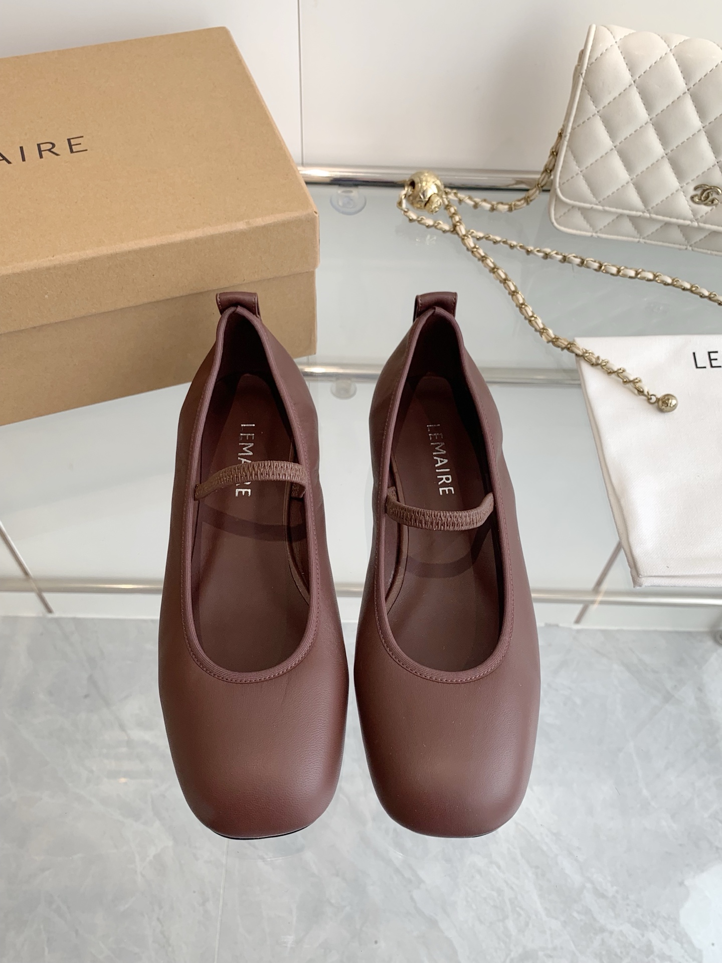 NO:262499,LEMAIRE 25ss beautiful ballet shoes. It's really comfortable to wear. Low-key, simple and high-end. Random and lazy. Chicken yellow and beautiful flat. Lambskin Mary Jane Super comfortable. Lemaire from Paris, France. Designer brand. Women's shoes. Black. Lambskin. Leather heel. Full of grade. Anti-slip sole design. Divide the skin into pieces, with a looming charm. The addition of elastic elements injects more rebellion and strength into the exquisite shoe body, showing a slim but never weak posture. Upper imported sheepskin imported sheepskin. Outsole Italian leather sole. Heel height 1.5cm/5.5cm. Size #35-41 (40 41 custom-made, non-return and exchange), ballet shoes, mary jane, sheepskin19860909LEMAIRE 25ss绝美芭蕾舞鞋 上脚真的超级舒适 低调简约又不失高级 随意慵懒 小鸡黄色也好看平底 小羊皮 玛丽珍 超舒服  Lemaire 来自法国巴黎 设计师品牌 女鞋 黑色 小羊皮 真皮包跟 档次满满 防滑大底设计 将肌肤分割成块面,有着若隐若现的魅力. 弹力 元素的加入为精致的鞋体注入更多反叛和力量,展现出纤薄但绝不柔弱的姿态. 鞋面进口羊皮 内里进口羊皮 大底意大利真皮底 跟高1.5cm/5.5cm 码数#35-41（40 41定制不退换）,芭蕾舞鞋,mary jane,sheepskin,Women's Shoes