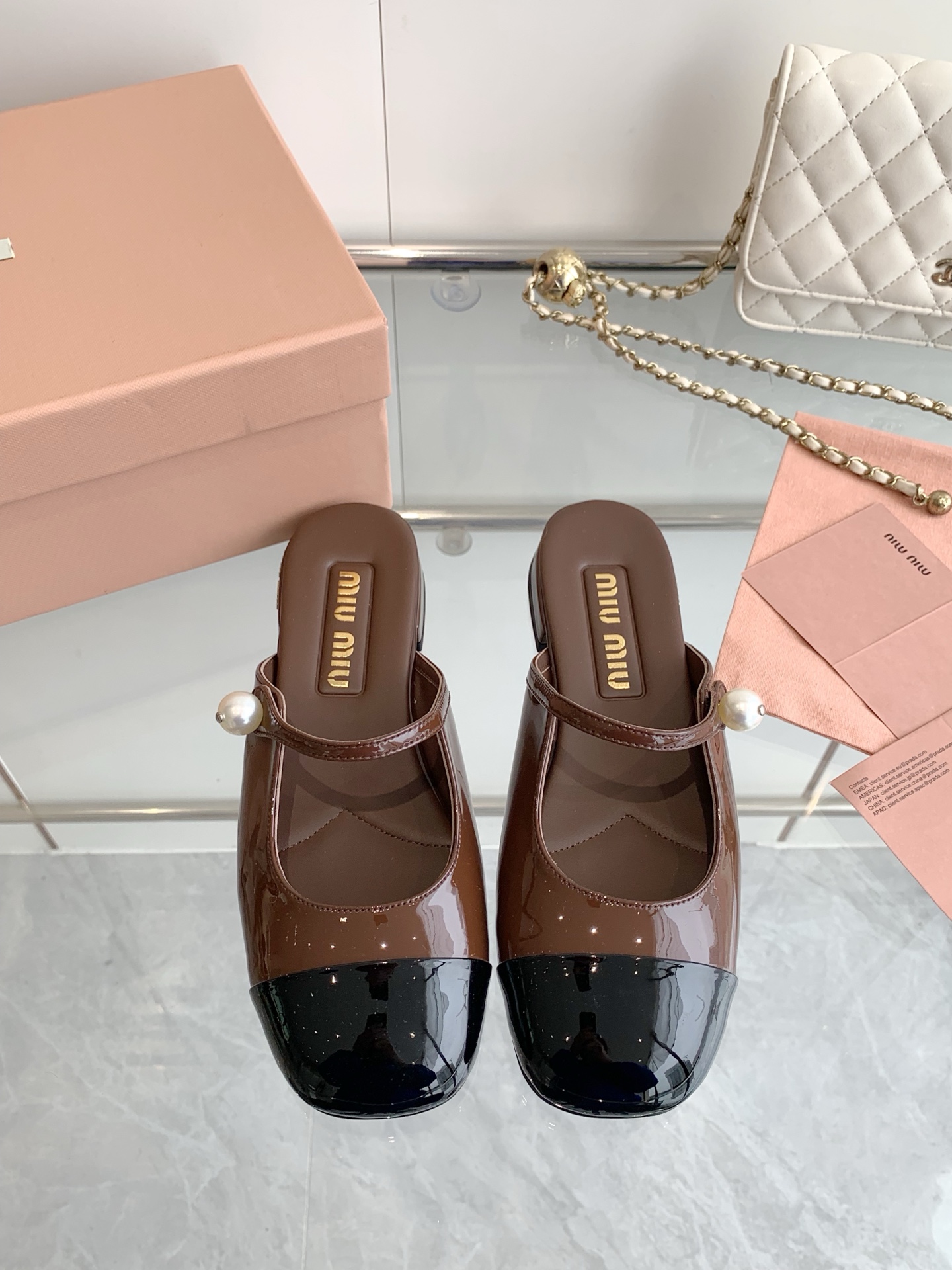 NO:262502,55SS spring and summer new Miumiu Mary Jane thick heel bag-toe semi-sliding sandals, upper ox patent leather inner sheepskin footbed: sheepskin sole genuine leather sole size 35-39 (40.41 custom made without return or exchange), semi-sliding, miumiu, sandals, mary jane, sheepskin1986090955SS春夏新款Miumiu玛丽珍粗跟包头半拖凉鞋 鞋面牛漆皮 内里羊皮里 垫脚:羊皮里 鞋底真皮鞋底 码数35-39（40.41定制不退换）,半拖,miumiu,sandals,mary jane,sheepskin,Women's Shoes