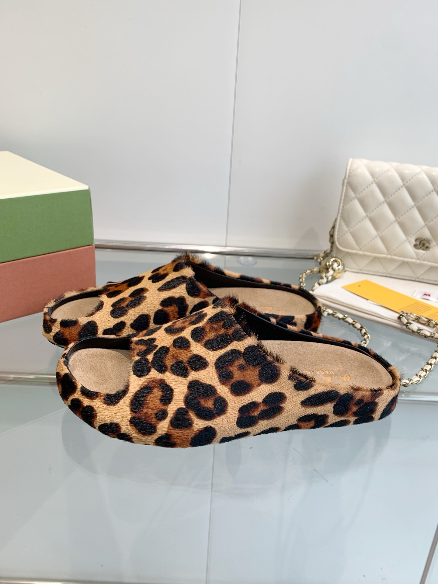 Marni Banana Slipper Face Mask: High-Fashion Hand-Sewn Logo Details and Features Summary - 图片 2