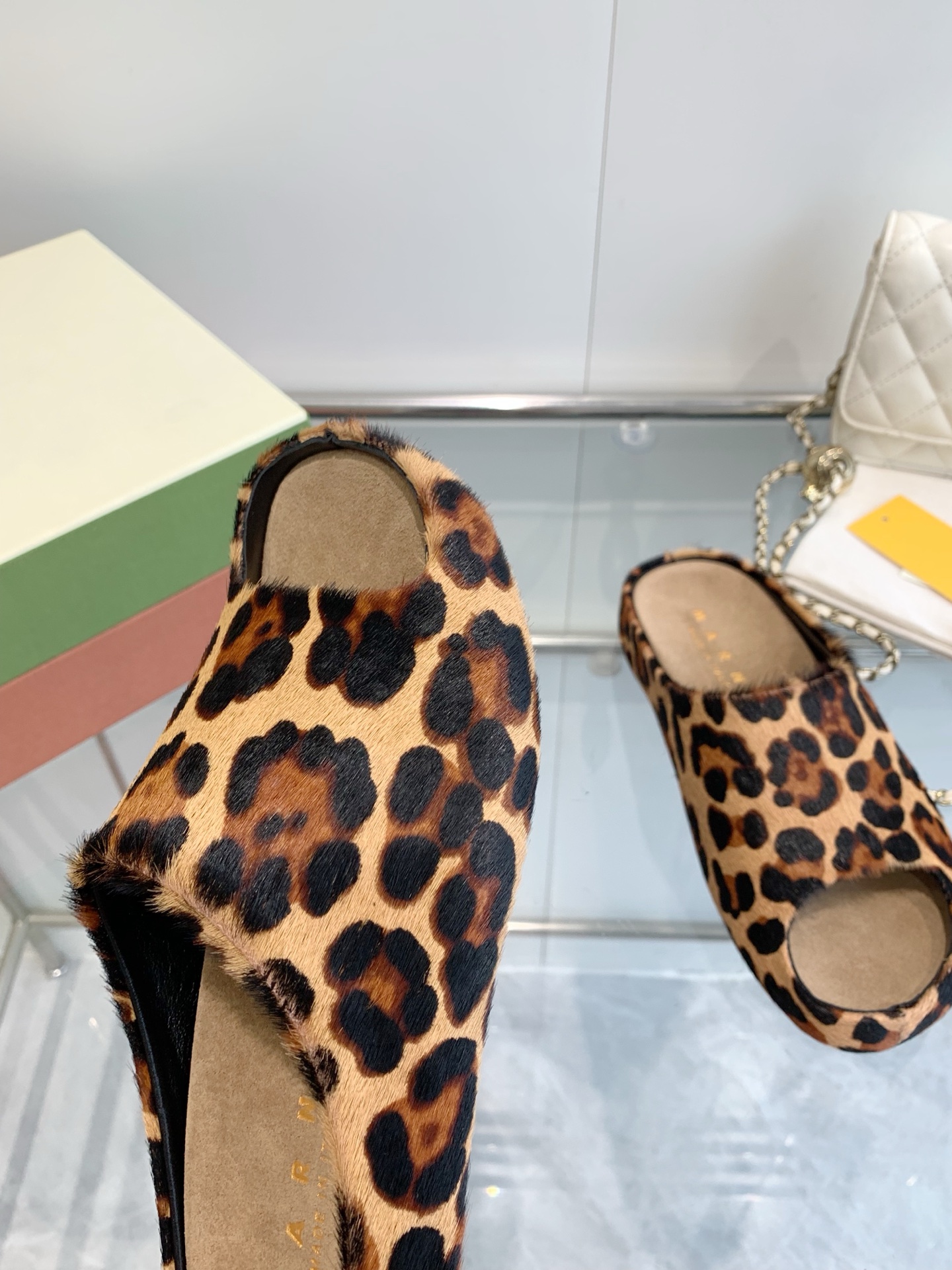 Marni Banana Slipper Face Mask: High-Fashion Hand-Sewn Logo Details and Features Summary - 图片 7
