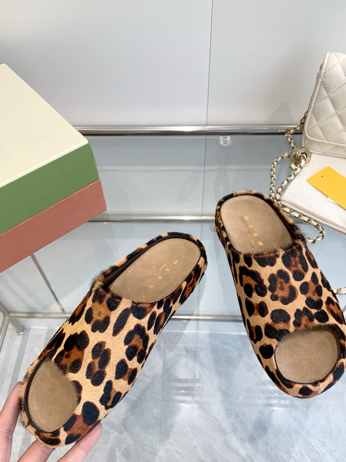 Marni Banana Slipper Face Mask: High-Fashion Hand-Sewn Logo Details and Features Summary - 图片 4