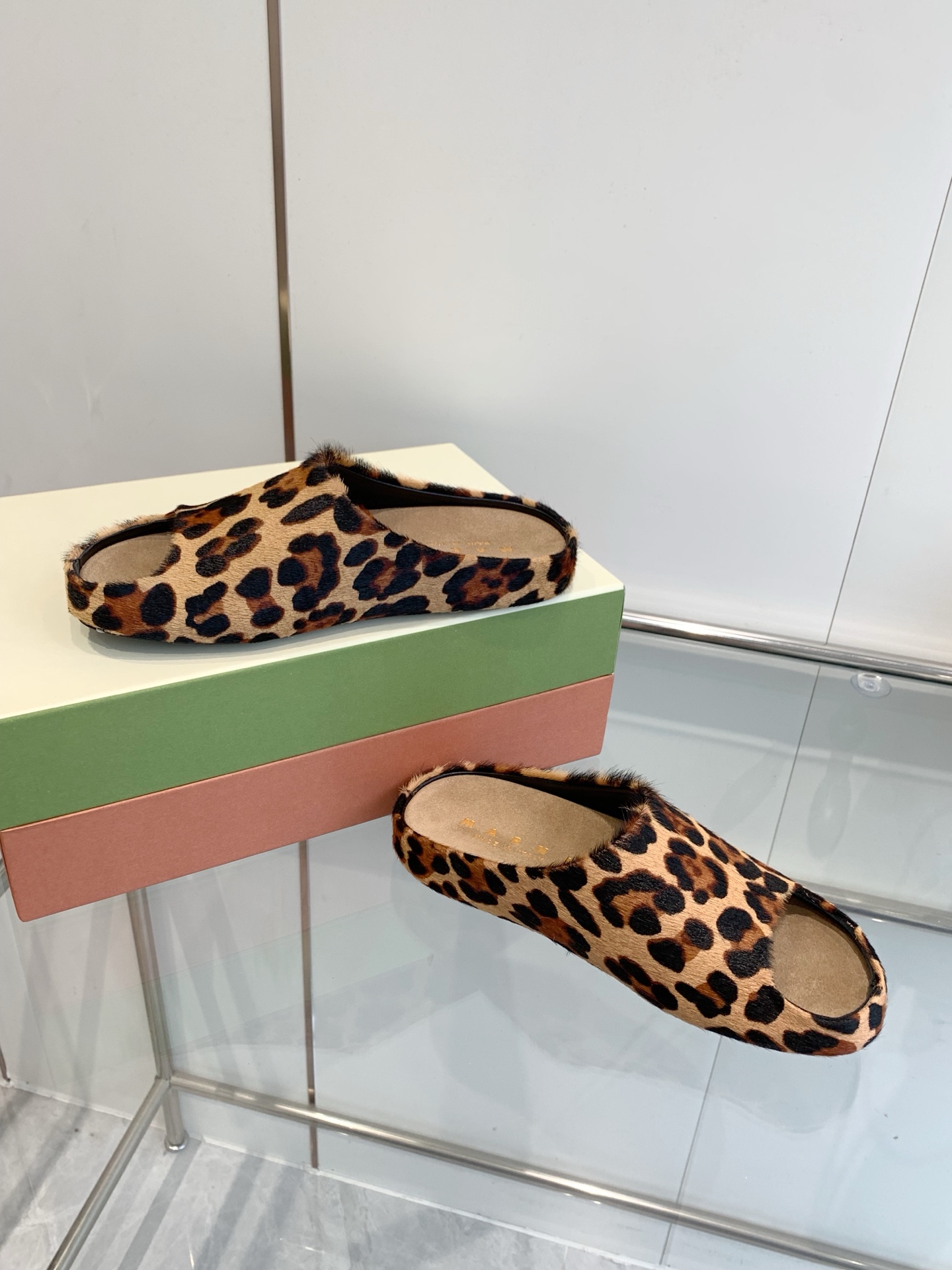 Marni Banana Slipper Face Mask: High-Fashion Hand-Sewn Logo Details and Features Summary - 图片 9