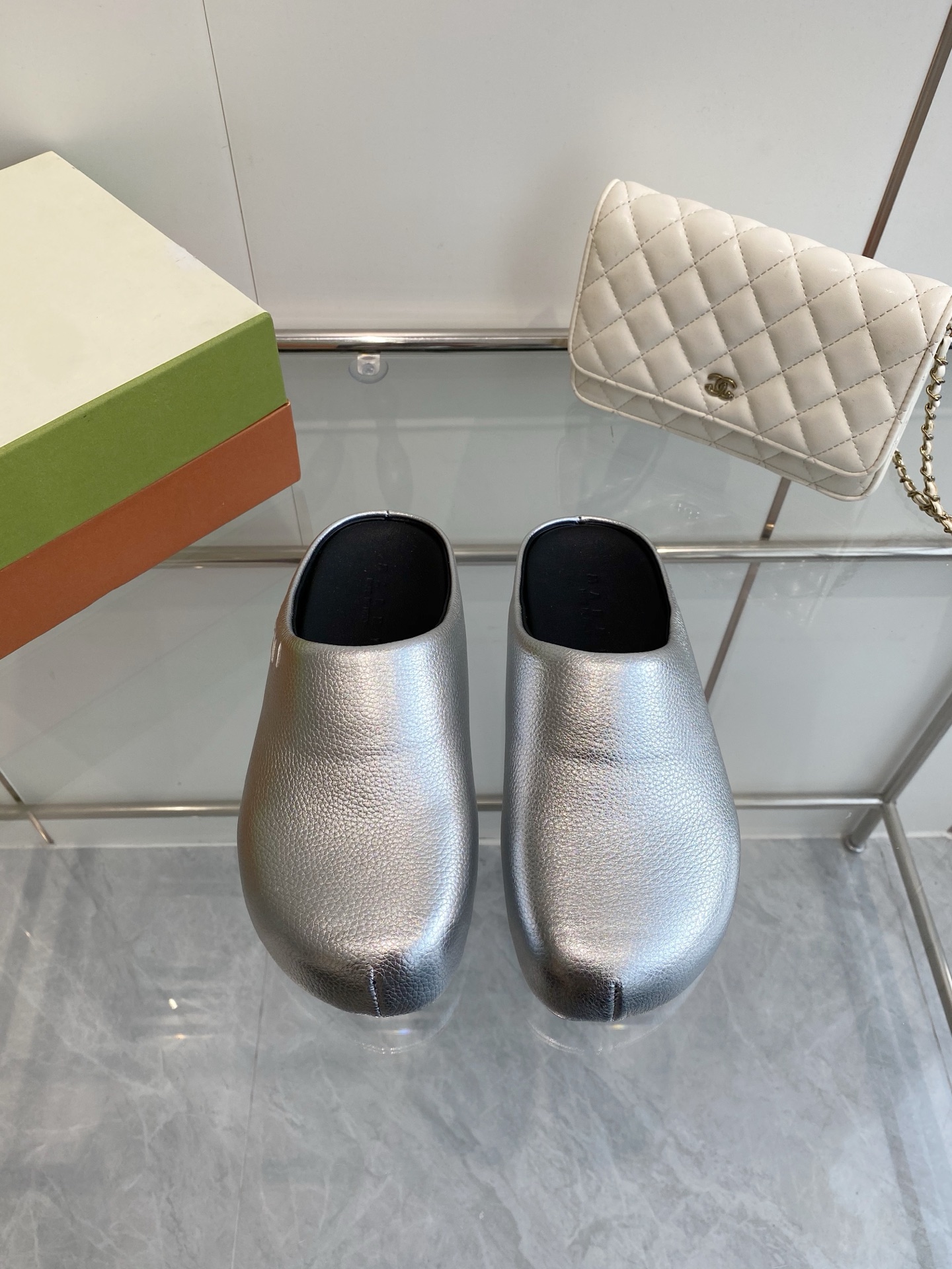 NO:383136,P Female Male MARNI Sabot Horse Hair Slippers A giant trendy four-season horse hair drag makes it a beautiful landscape. The texture makes your beauty more beautiful, confident and comfortable. Whether you wear it at home or outside, it is a symbol of taste!  The real thing is very textured and the comfort is also excellent. Fabric cowhide fabric, inner lining, sheepskin inner lining, foot pad genuine leather sole, leather insole, rubber sole, size women's size 35–40, men's size 40-46, full set of packaging, semi-torque, marni, slippers, cowhide, sheepskin19860909P女 男 MARNI Sabot马毛拖鞋 一款巨型潮流四季包头马毛拖,让它成为了一道靓丽的风景线,质感让你的美足更加美丽、信心、舒心十足,不管居家还是外穿都是品味的象征性！实物非常有质感,舒适度也超赞 面料牛皮面料 内里羊皮内里 垫脚真皮 鞋底皮革内底,橡胶鞋底 码数女码35–40 男码40-46 全套包装,半拖,marni,slippers,cowhide,sheepskin,Women's Shoes