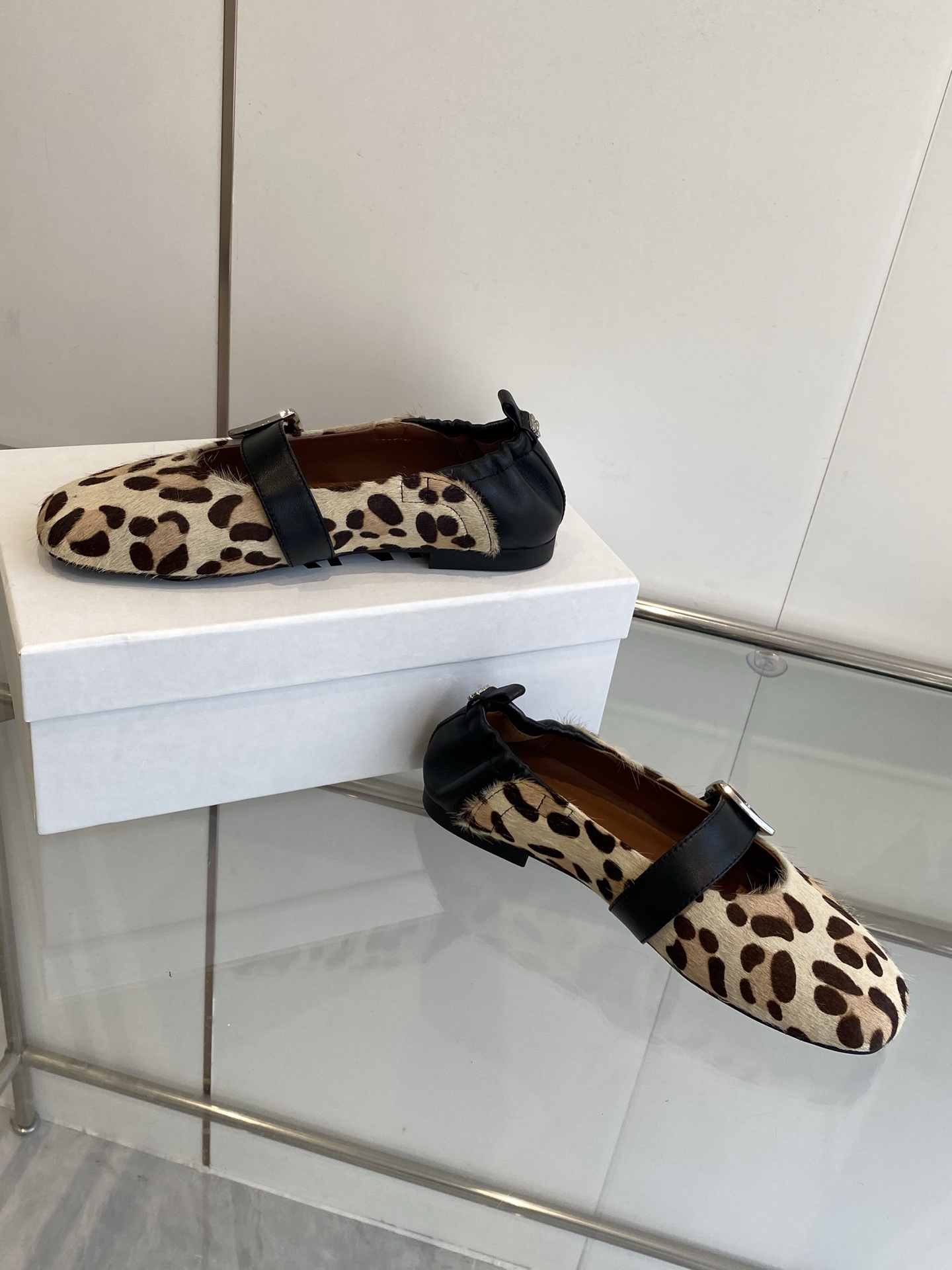 Ganni 25SS Sheepskin Shoes with Open Rubber Soles in 35-39 Sizes - 图片 9