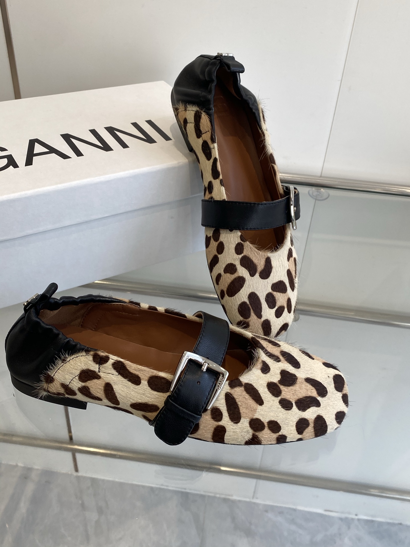 Ganni 25SS Sheepskin Shoes with Open Rubber Soles in 35-39 Sizes - 图片 8