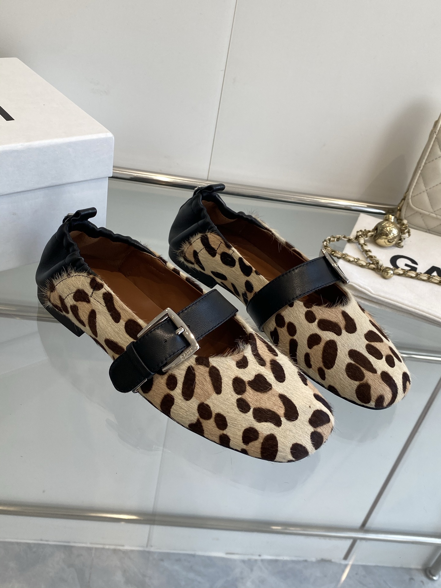 Ganni 25SS Sheepskin Shoes with Open Rubber Soles in 35-39 Sizes - 图片 3