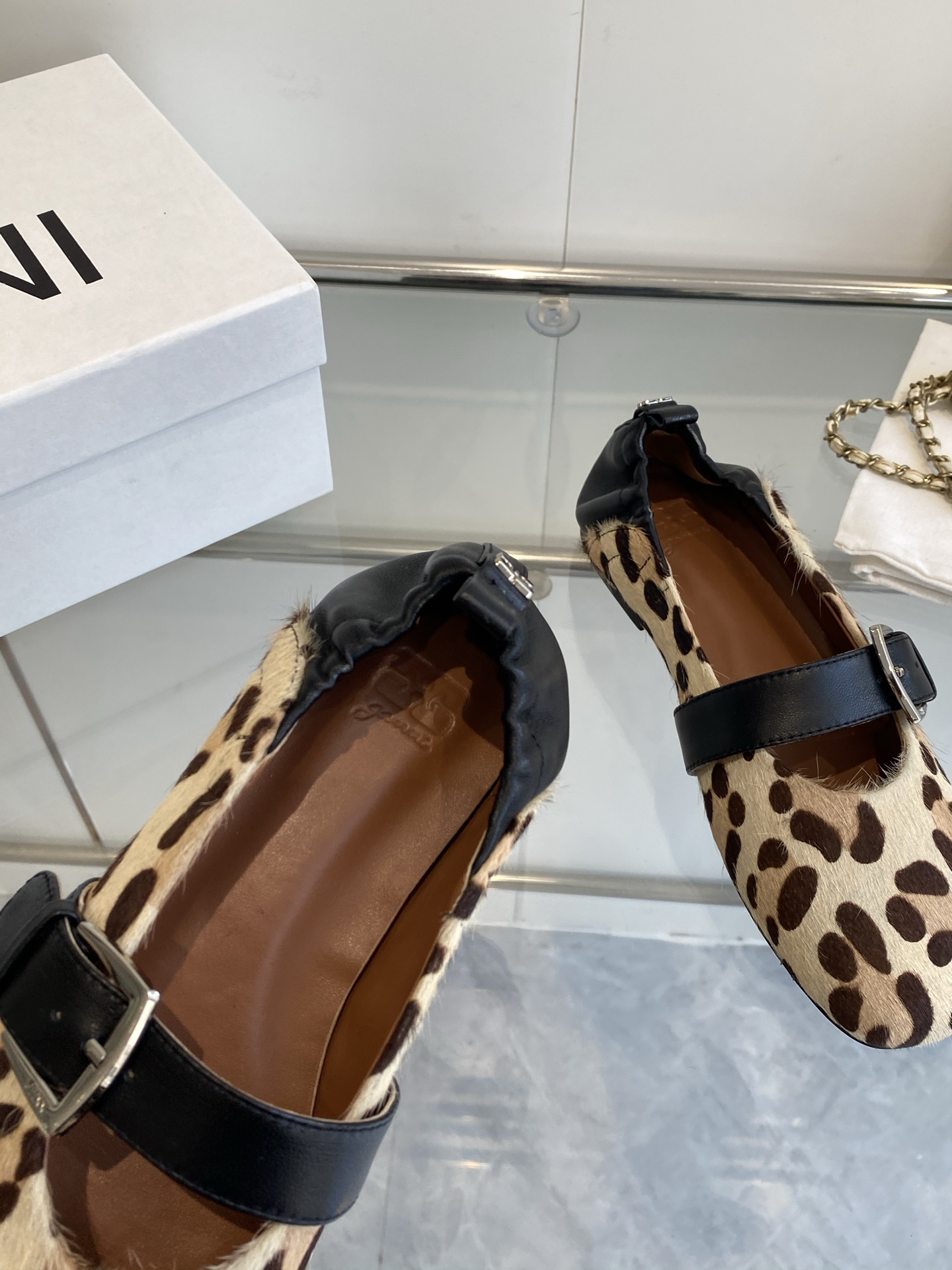 Ganni 25SS Sheepskin Shoes with Open Rubber Soles in 35-39 Sizes - 图片 5