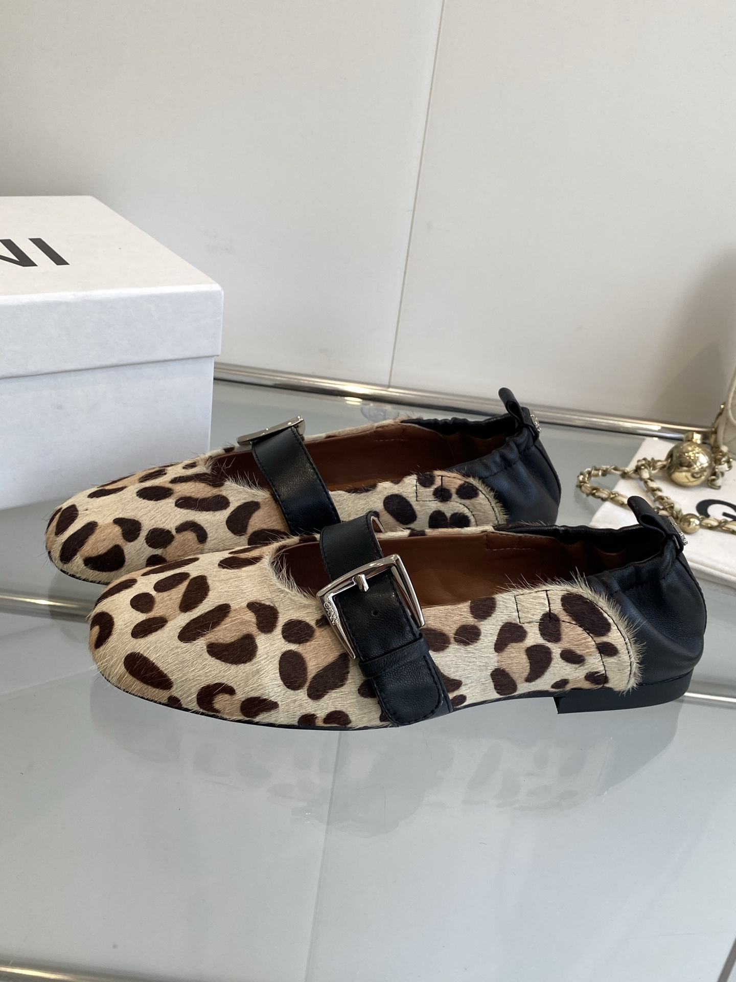Ganni 25SS Sheepskin Shoes with Open Rubber Soles in 35-39 Sizes - 图片 2