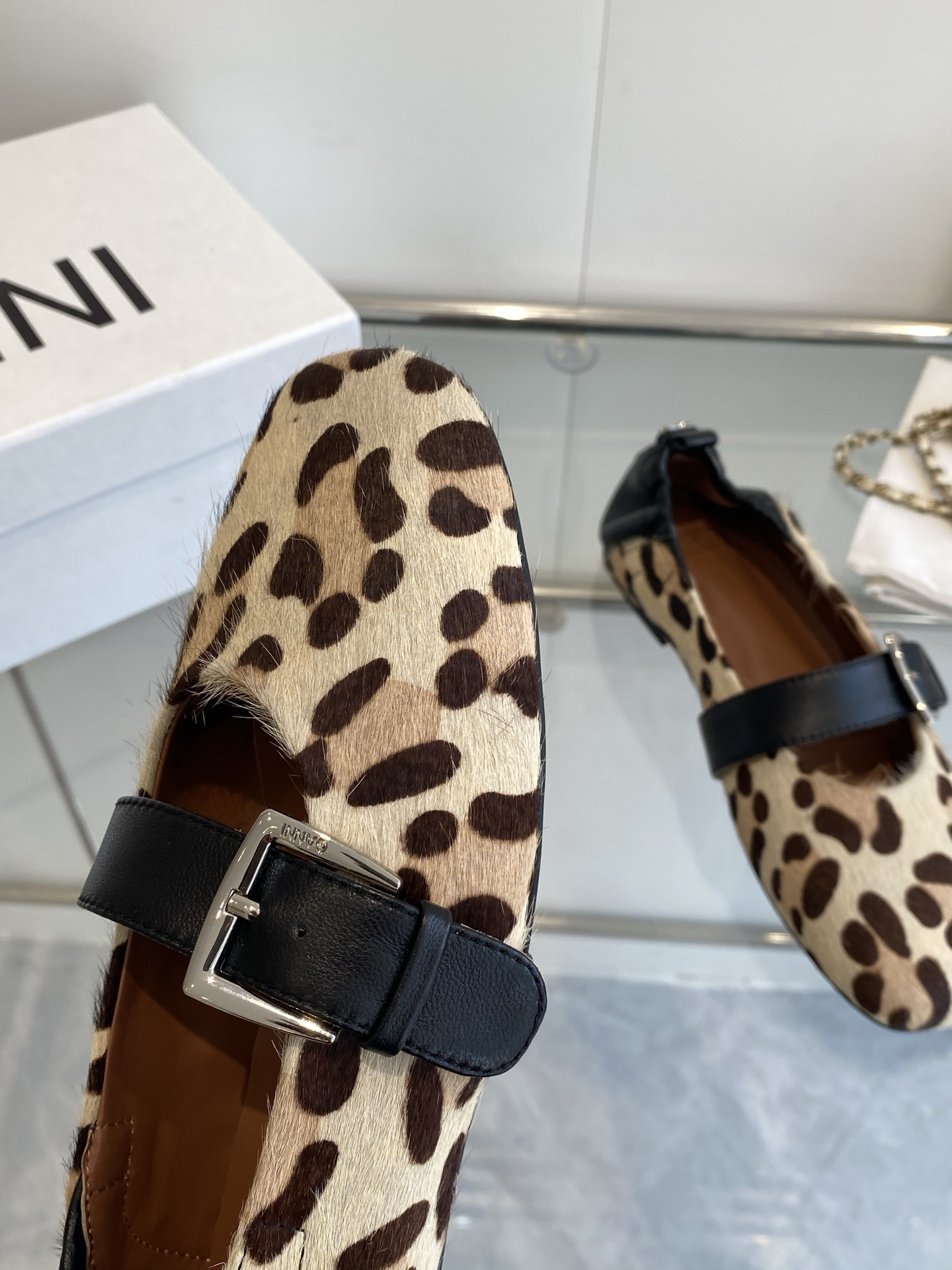 Ganni 25SS Sheepskin Shoes with Open Rubber Soles in 35-39 Sizes - 图片 7