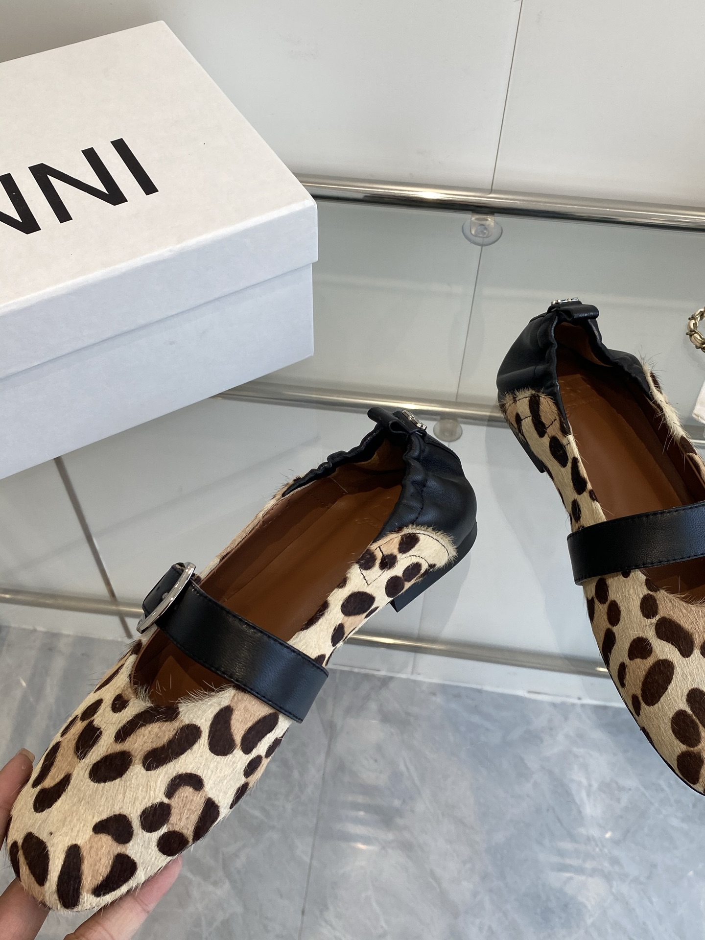 Ganni 25SS Sheepskin Shoes with Open Rubber Soles in 35-39 Sizes - 图片 4