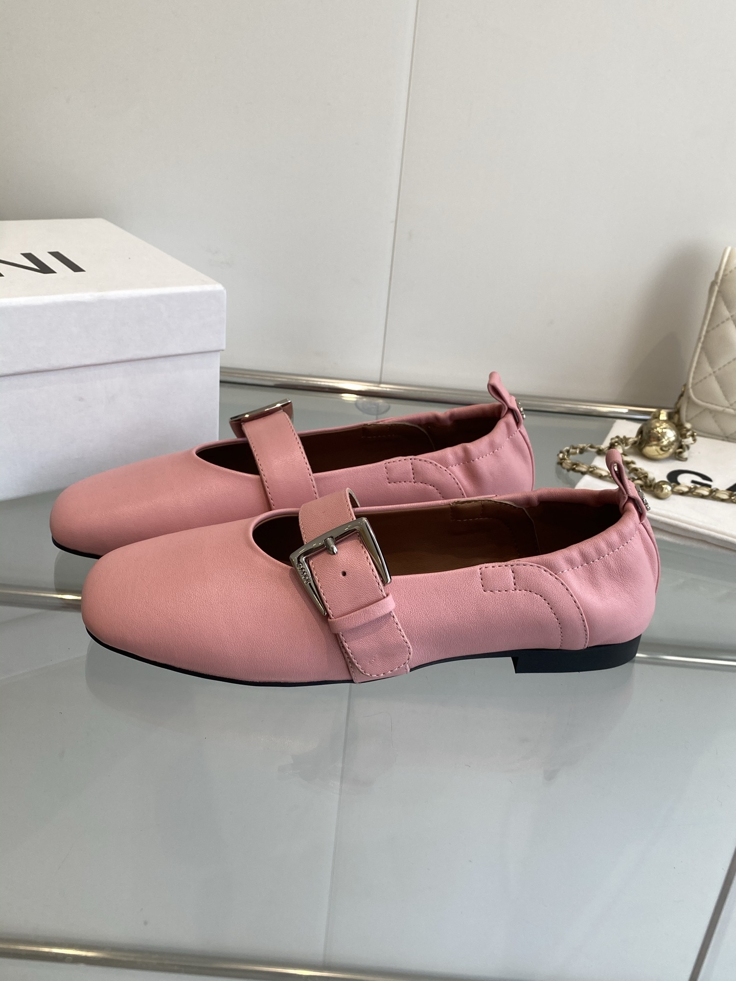 Ganni 25SS Sheepskin Shoes with Original Rubber Soles in 35-39 Sizes - 图片 2