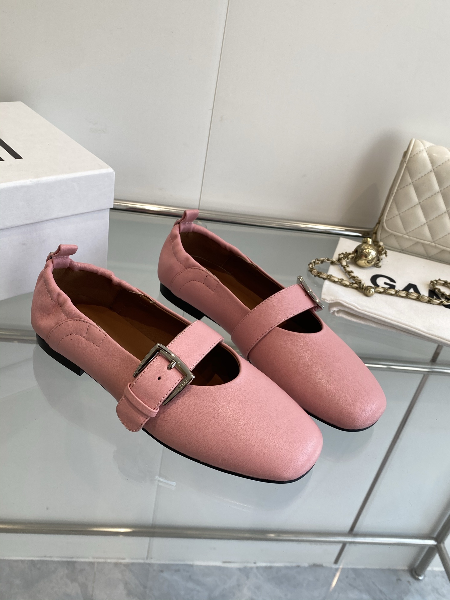 Ganni 25SS Sheepskin Shoes with Original Rubber Soles in 35-39 Sizes - 图片 3