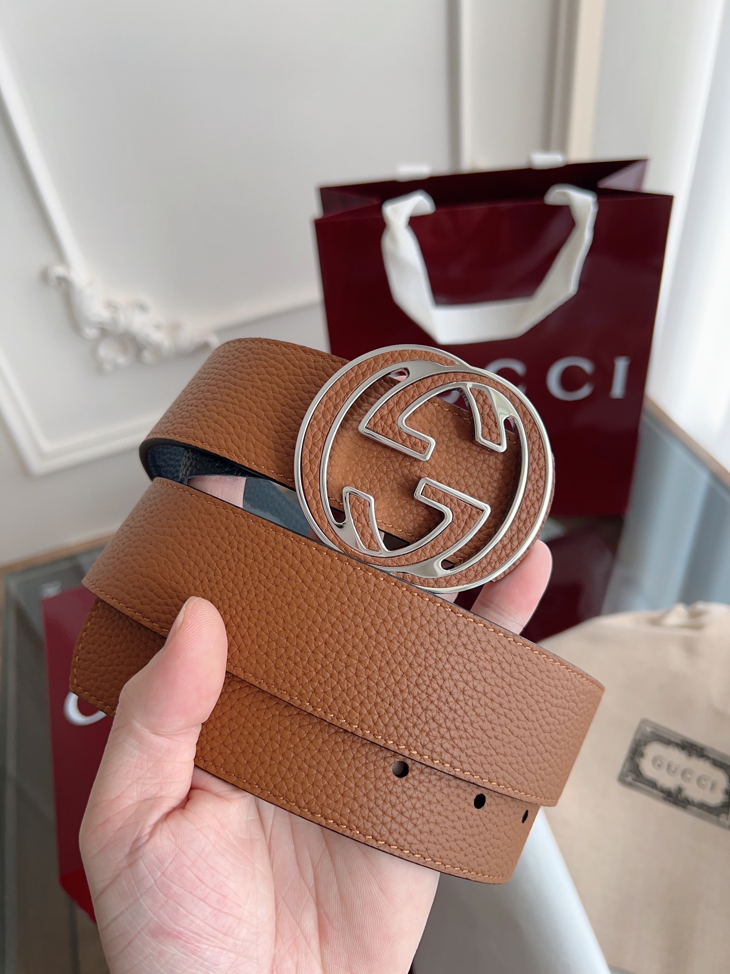  绝美gucci 双G扣男士新款腰帶 專櫃同步 寬4厘米 雙面進口荔枝紋雙面雙色可用  精緻真空電鍍雙G