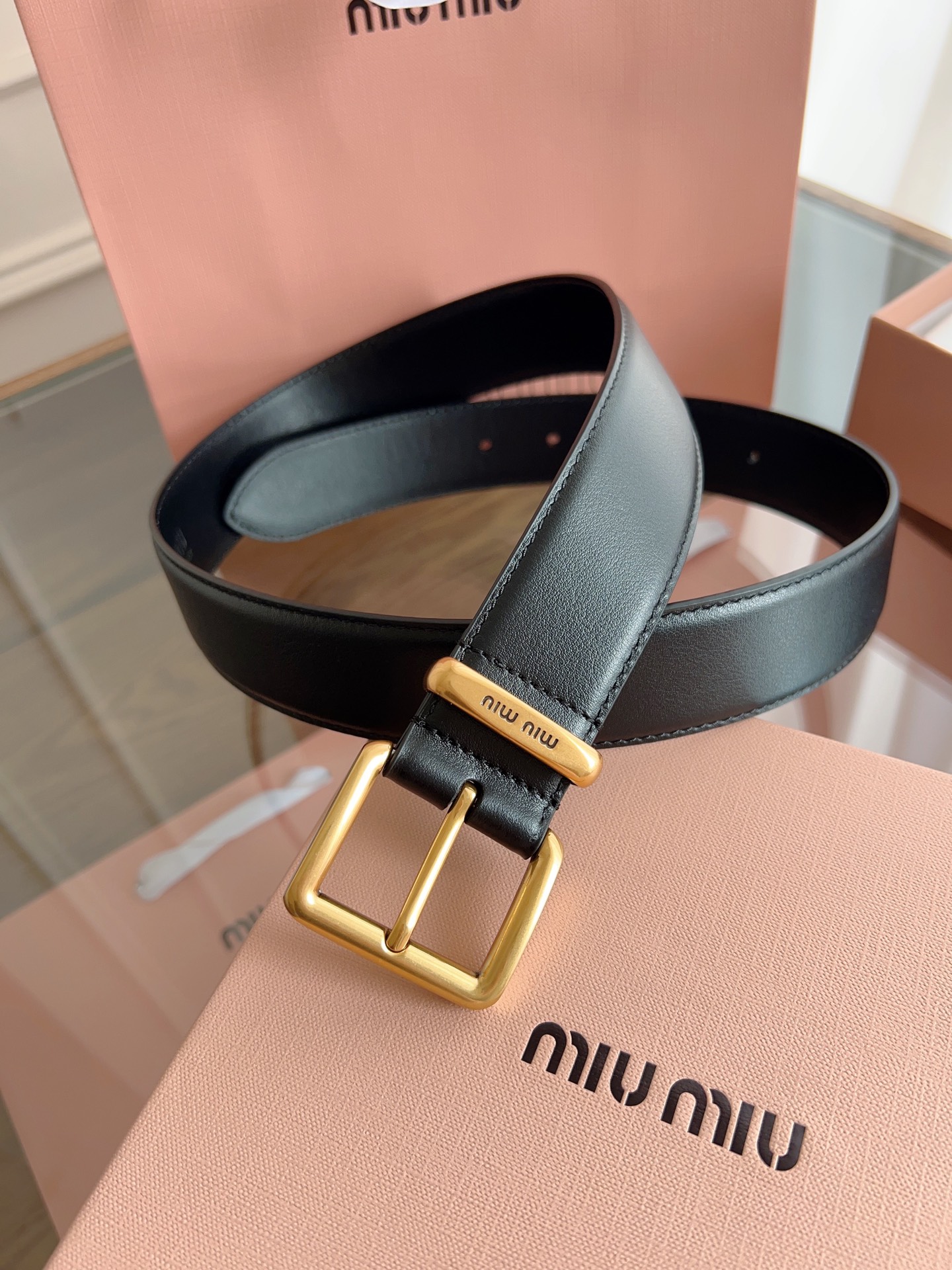 Stylish Miu Miu Belted Khakis with Leather Details and Copper Buttons - 图片 1