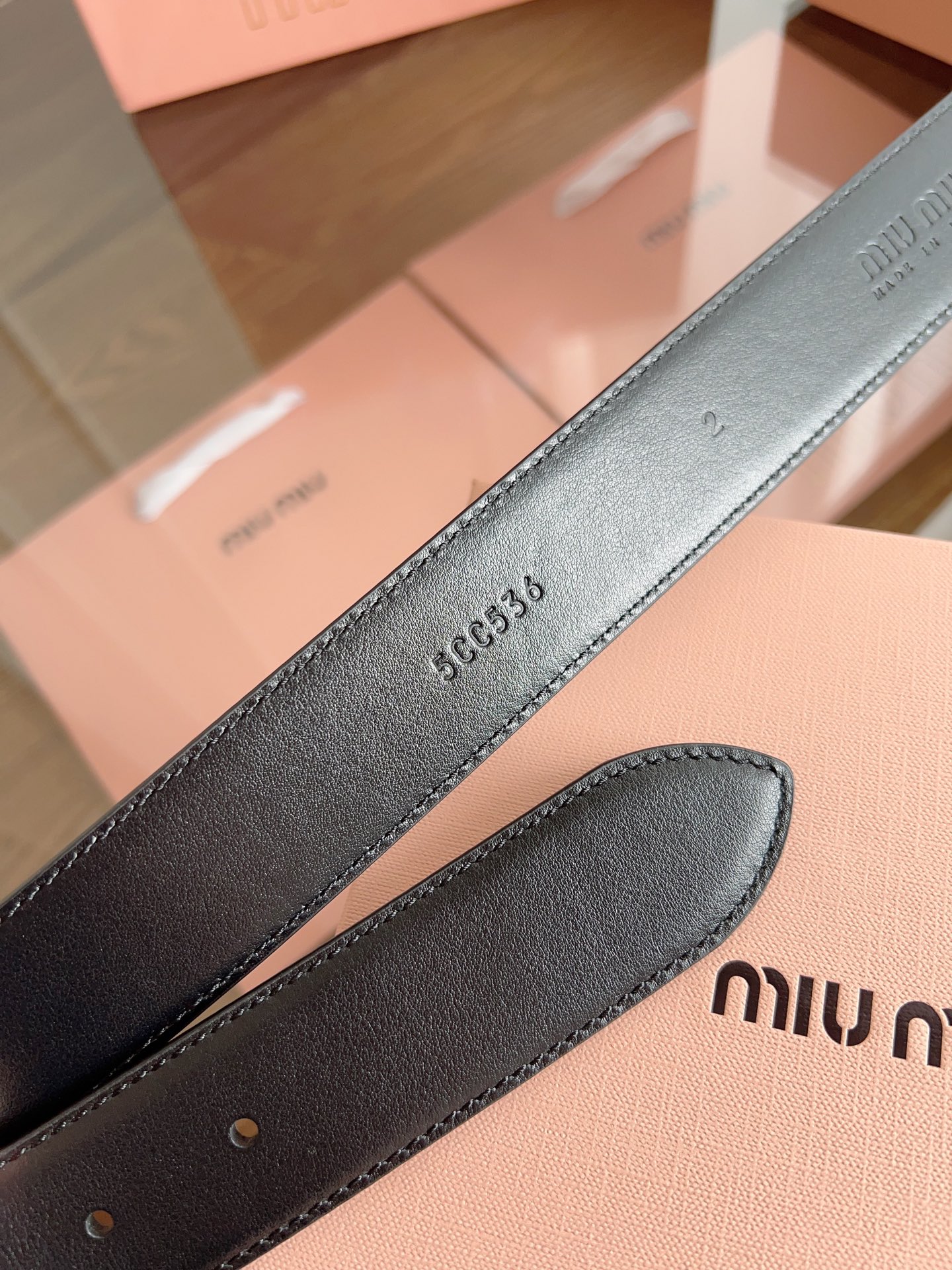 Stylish Miu Miu Belted Khakis with Leather Details and Copper Buttons - 图片 6