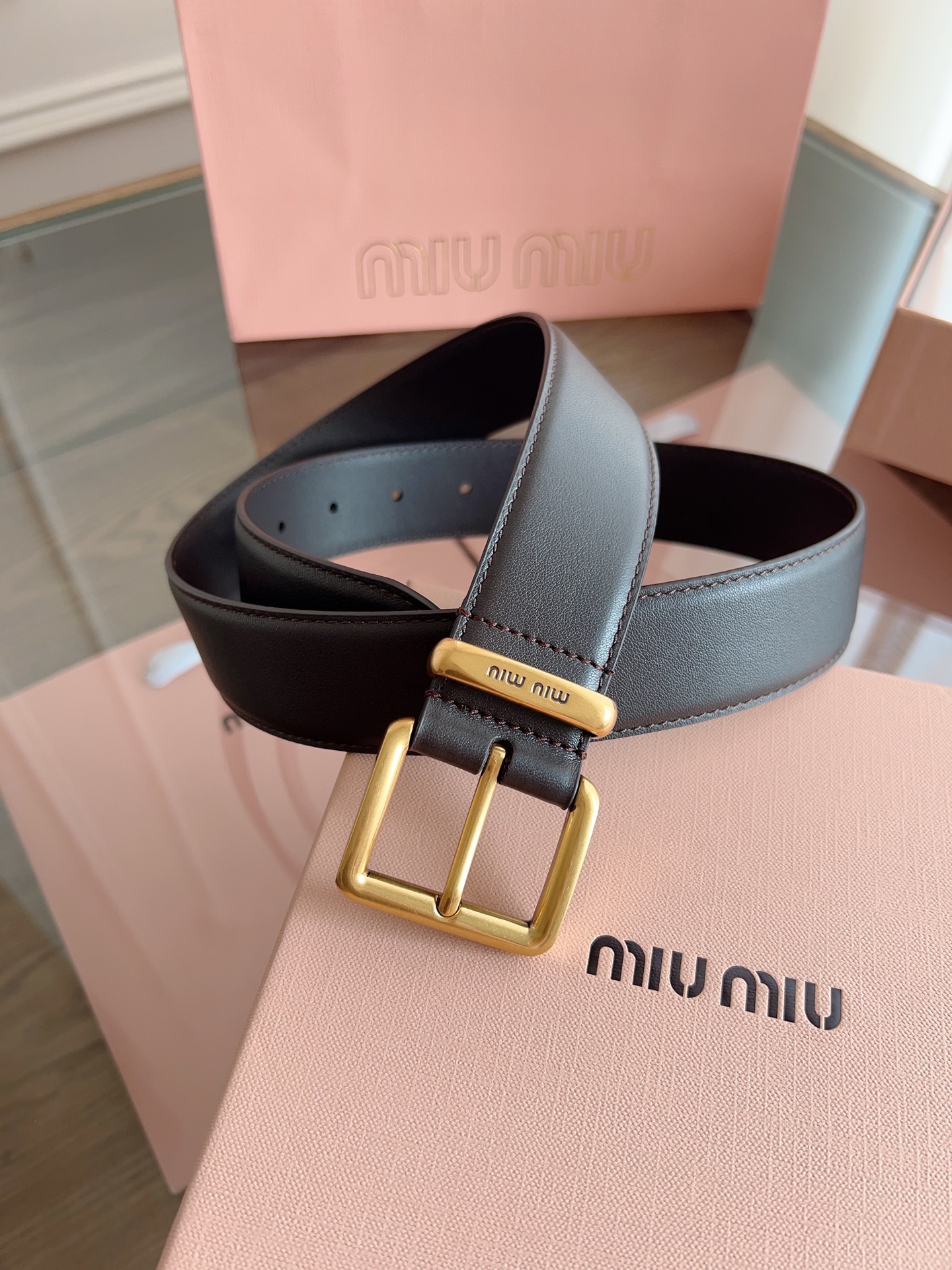 Stylish Miu Miu Belted Khakis with Steel Print and Copper Buttons. - 图片 1