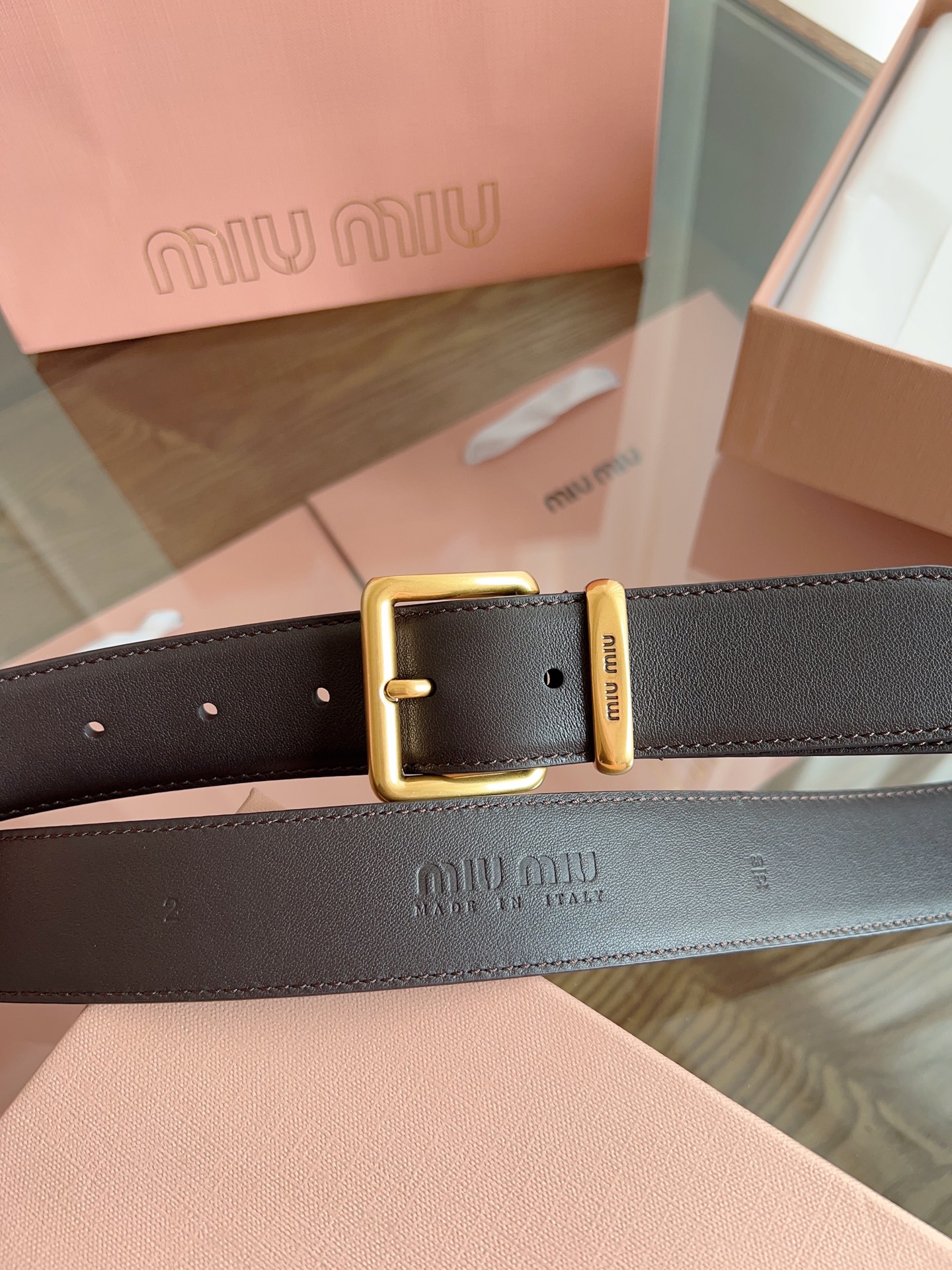 Stylish Miu Miu Belted Khakis with Steel Print and Copper Buttons. - 图片 3