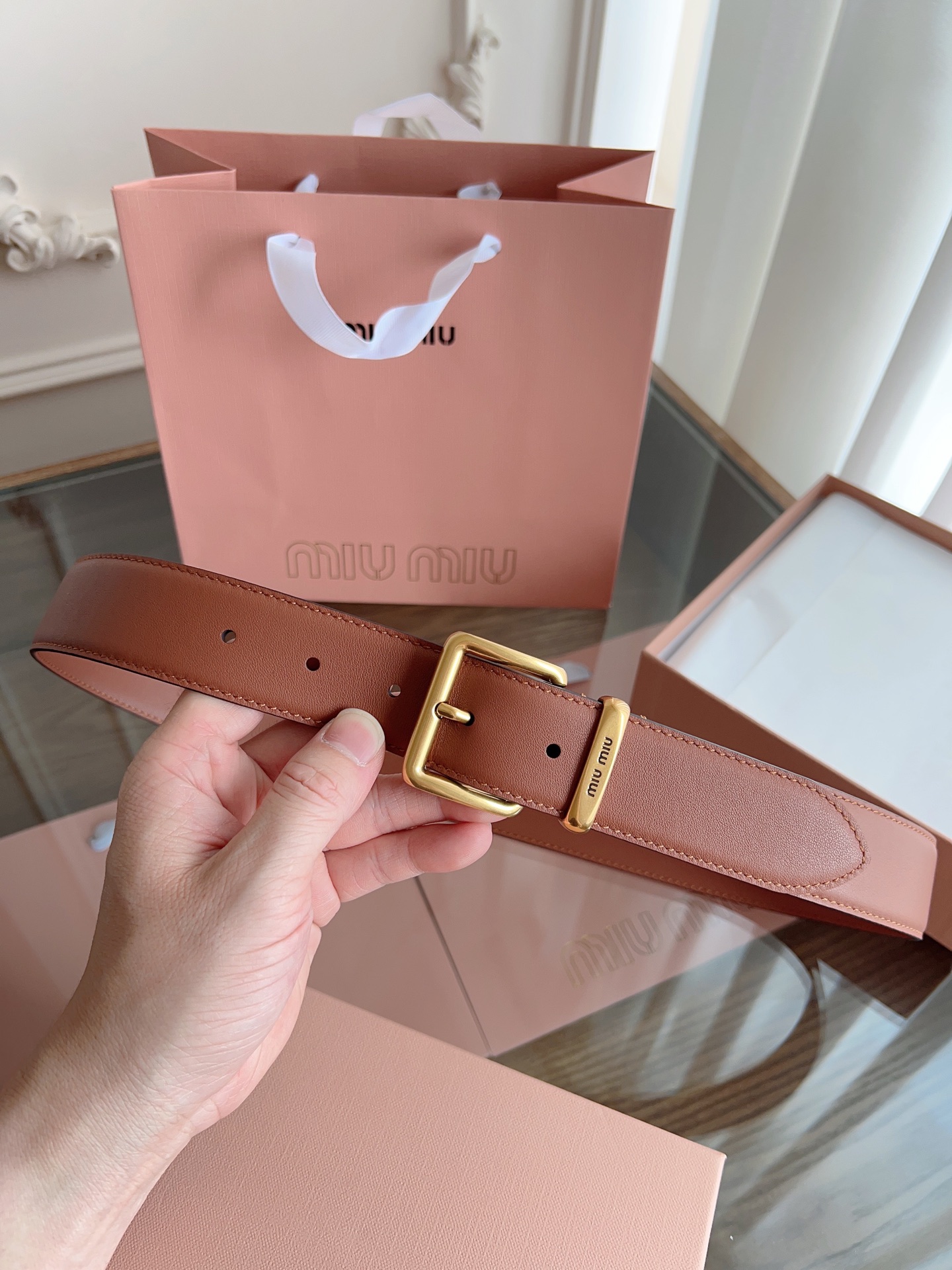 Stylish Miu Miu Belt: Soft Leather, Copper Buttons, Steel Print Design. - 图片 5
