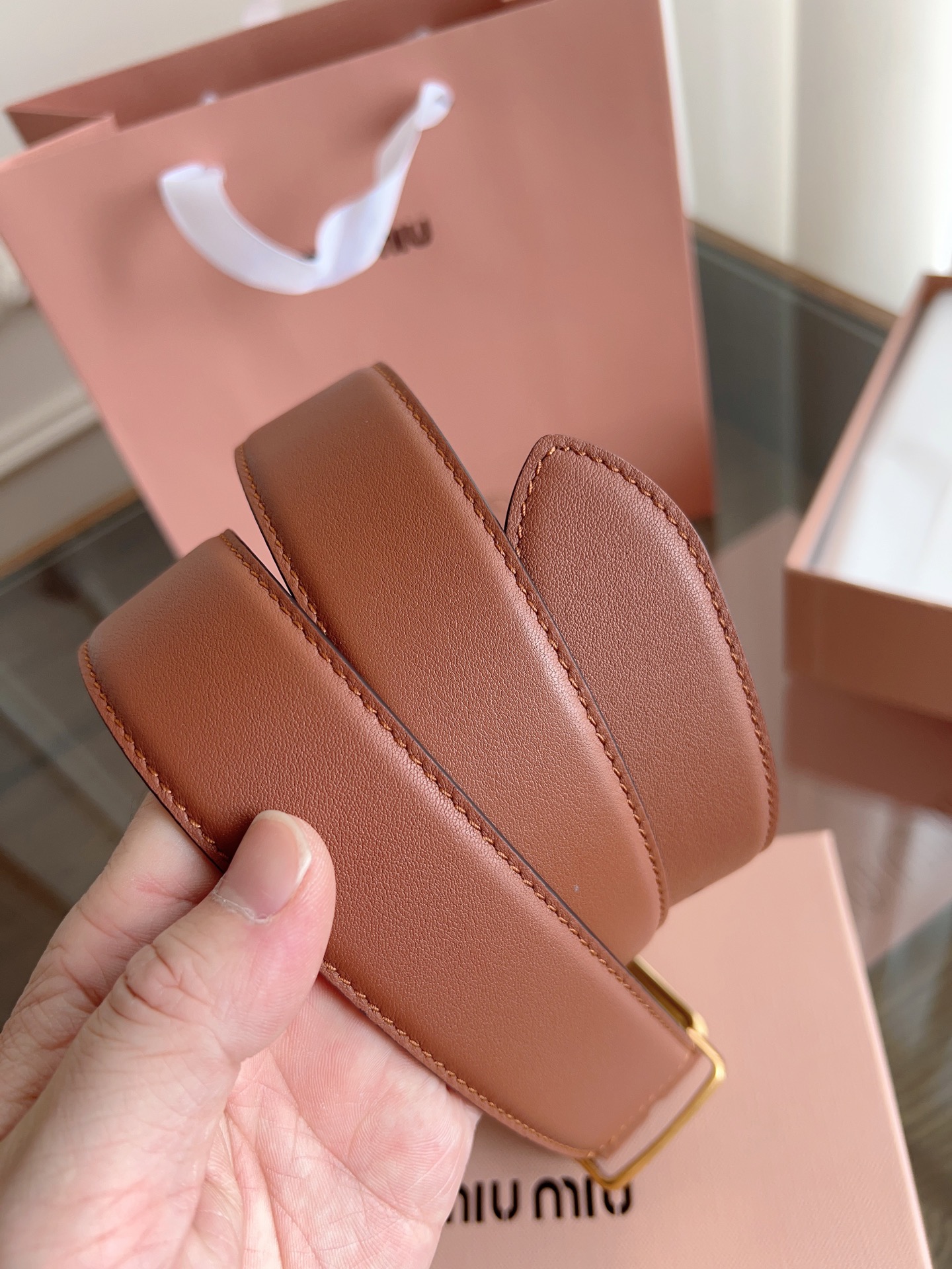 Stylish Miu Miu Belt: Soft Leather, Copper Buttons, Steel Print Design. - 图片 4