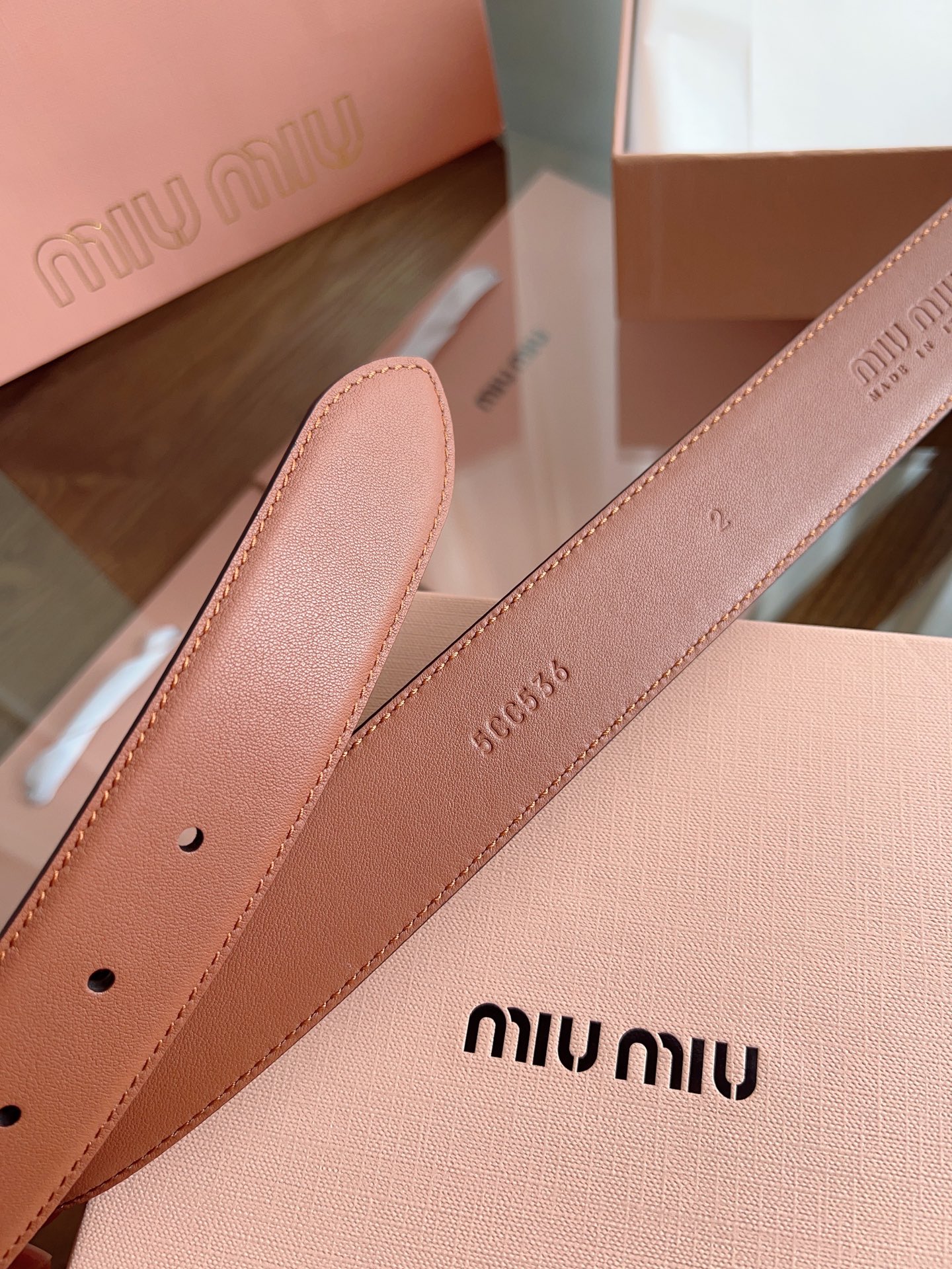Stylish Miu Miu Belt: Soft Leather, Copper Buttons, Steel Print Design. - 图片 6
