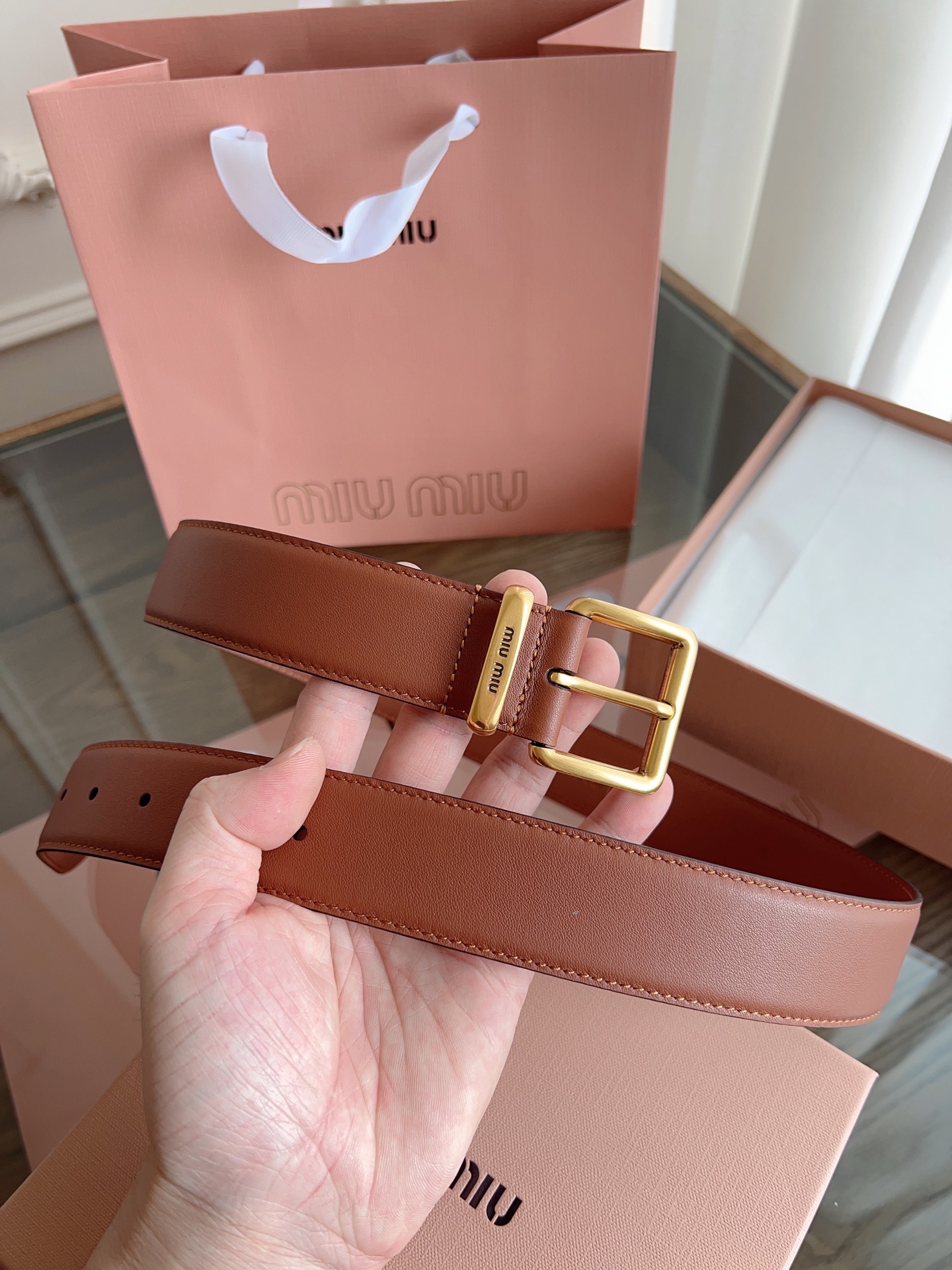 Stylish Miu Miu Belt: Soft Leather, Copper Buttons, Steel Print Design. - 图片 9