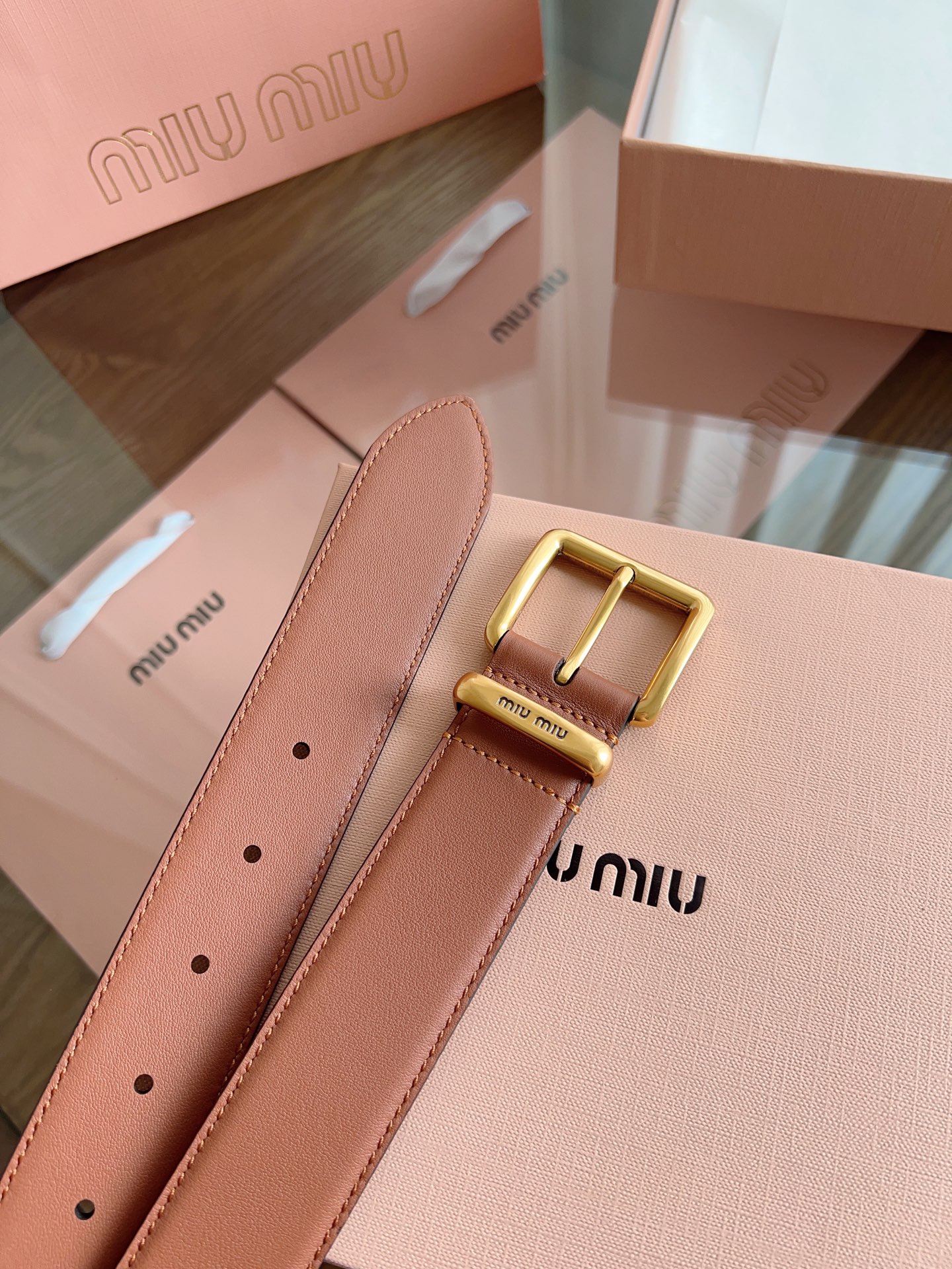 Stylish Miu Miu Belt: Soft Leather, Copper Buttons, Steel Print Design. - 图片 8