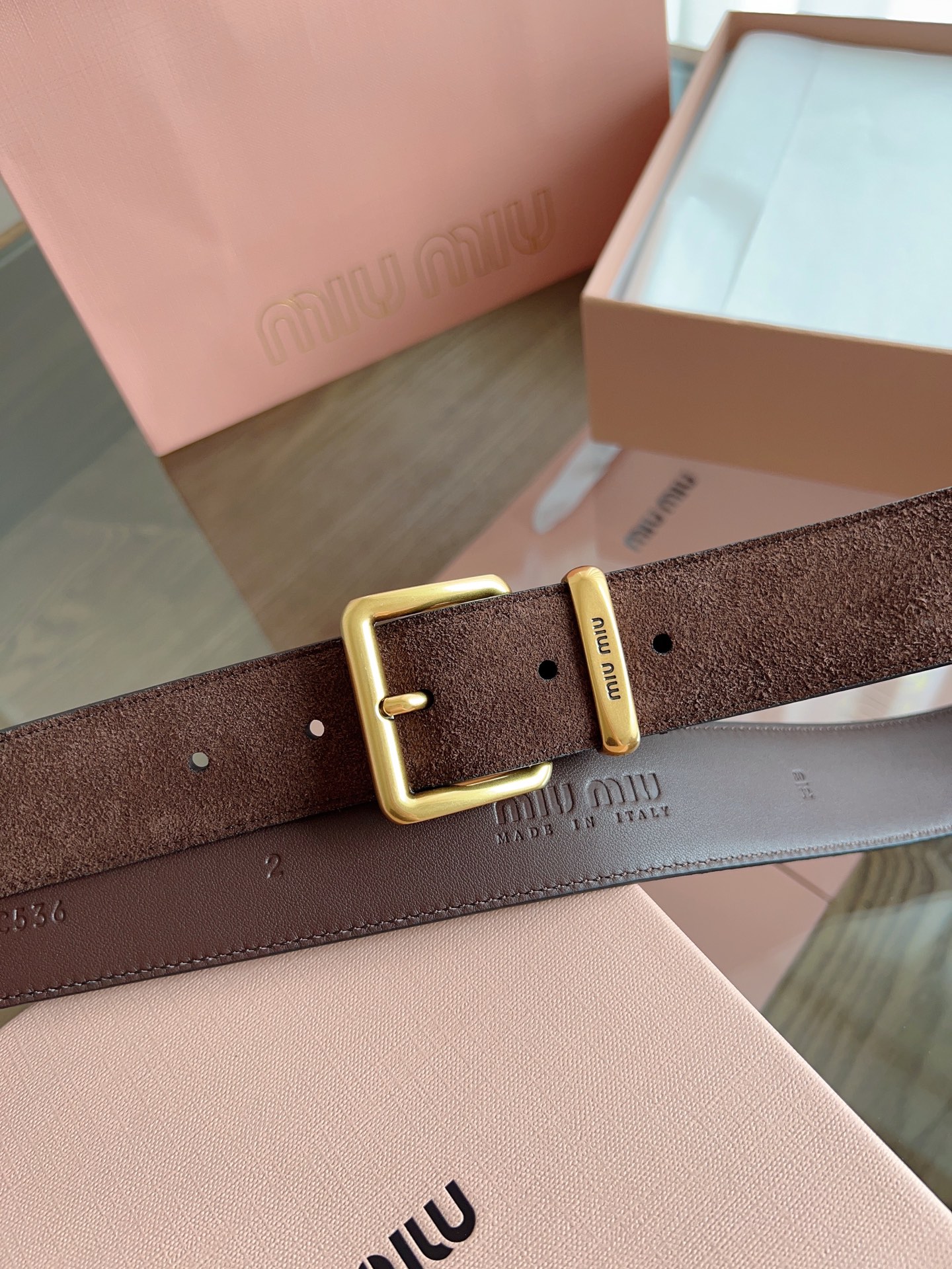 Stylish Miu Miu Belted Jeans: Soft Leather, Steel Print, Copper Buttons. - 图片 3