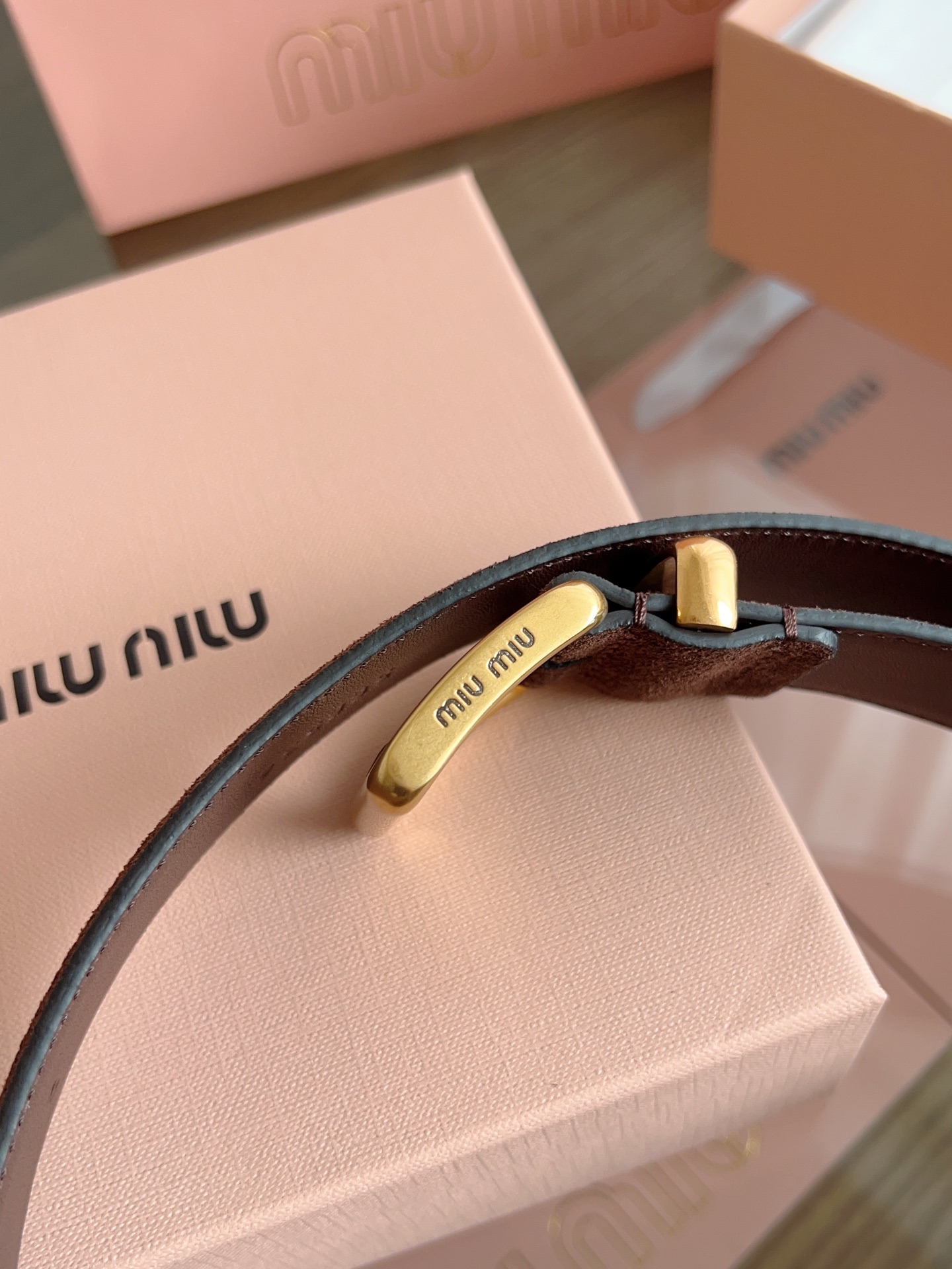 Stylish Miu Miu Belted Jeans: Soft Leather, Steel Print, Copper Buttons. - 图片 6