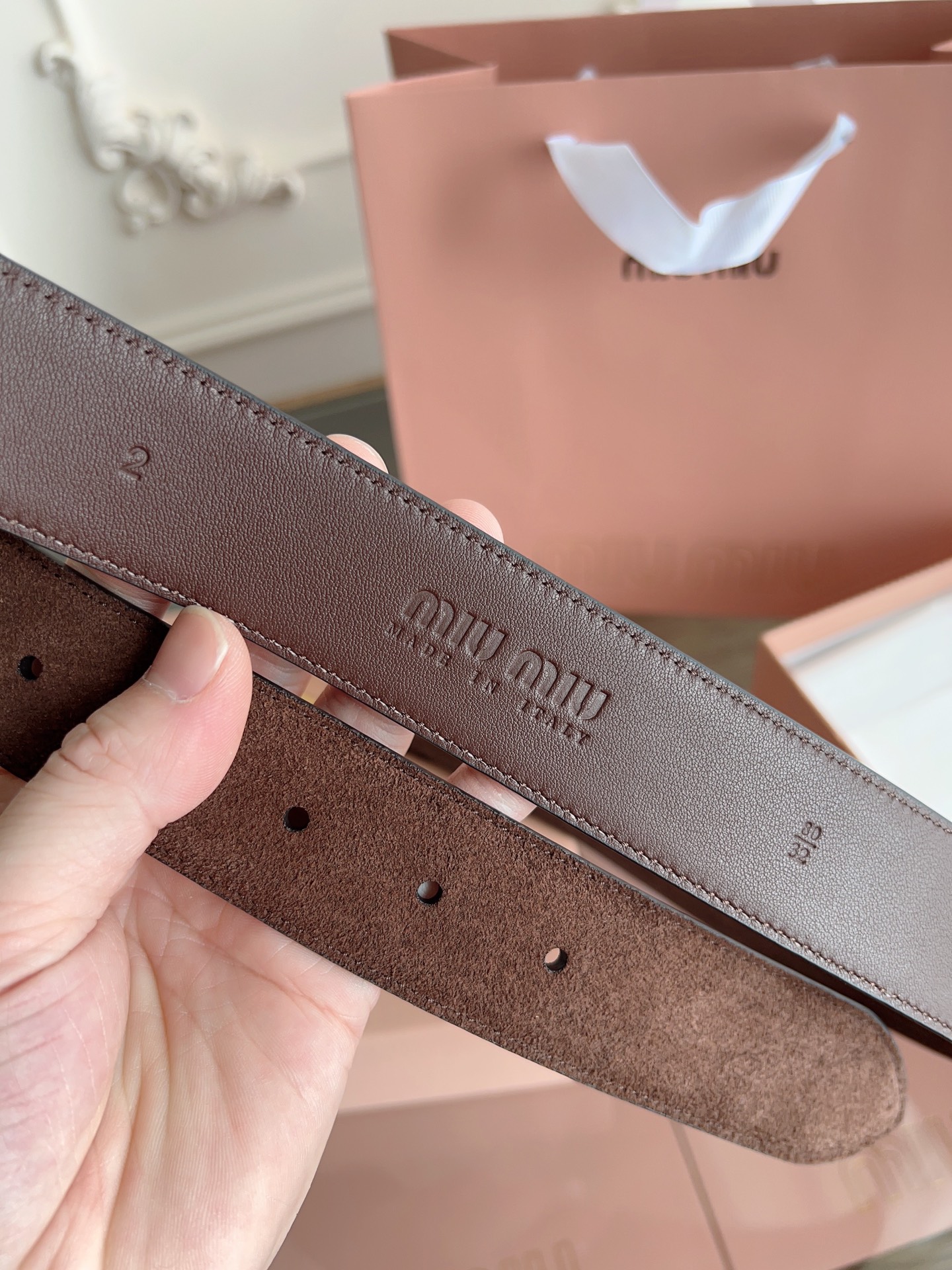 Stylish Miu Miu Belted Jeans: Soft Leather, Steel Print, Copper Buttons. - 图片 7