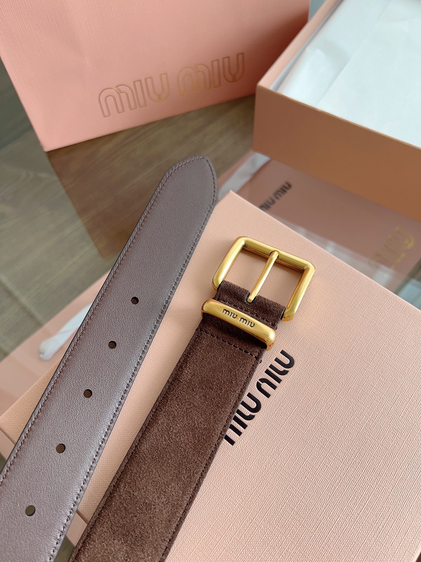 Stylish Miu Miu Belted Jeans: Soft Leather, Steel Print, Copper Buttons. - 图片 8