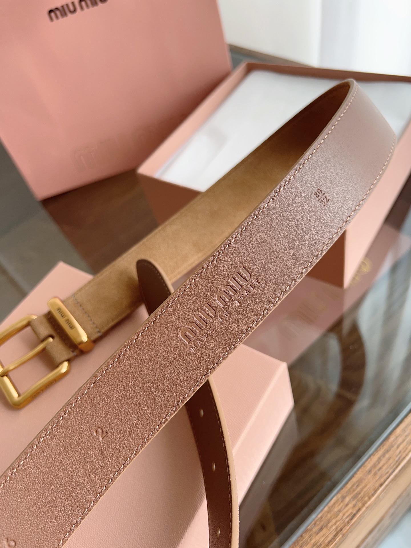 Stylish Miu Miu Belt with Two-Faced Khakis and Copper Buttons - 图片 7