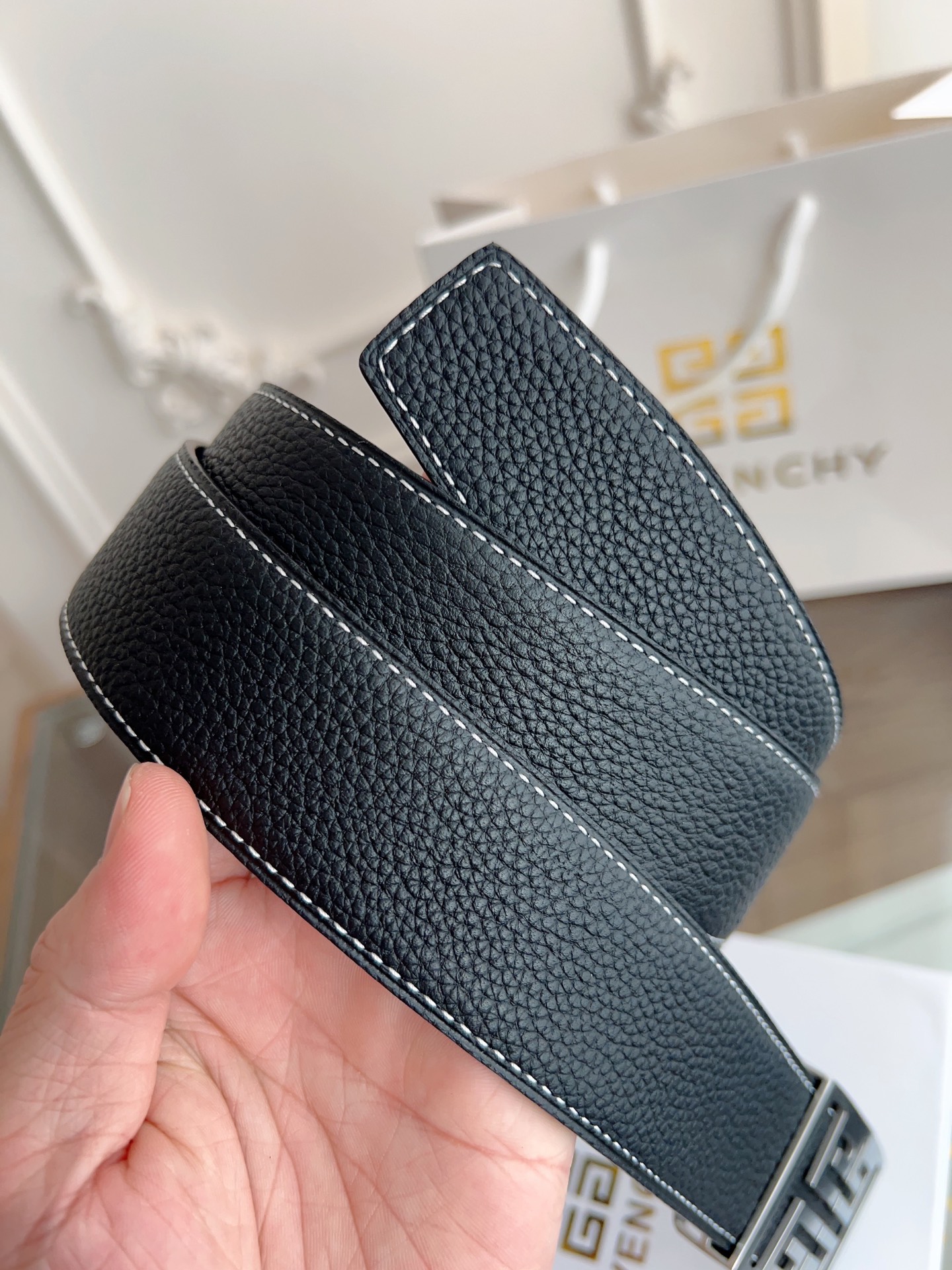  纪梵希 原单货品，宽度3.8cm 
双面头层togo荔枝纹，柔软皮料。
双面可用，精细做工，品质好货。