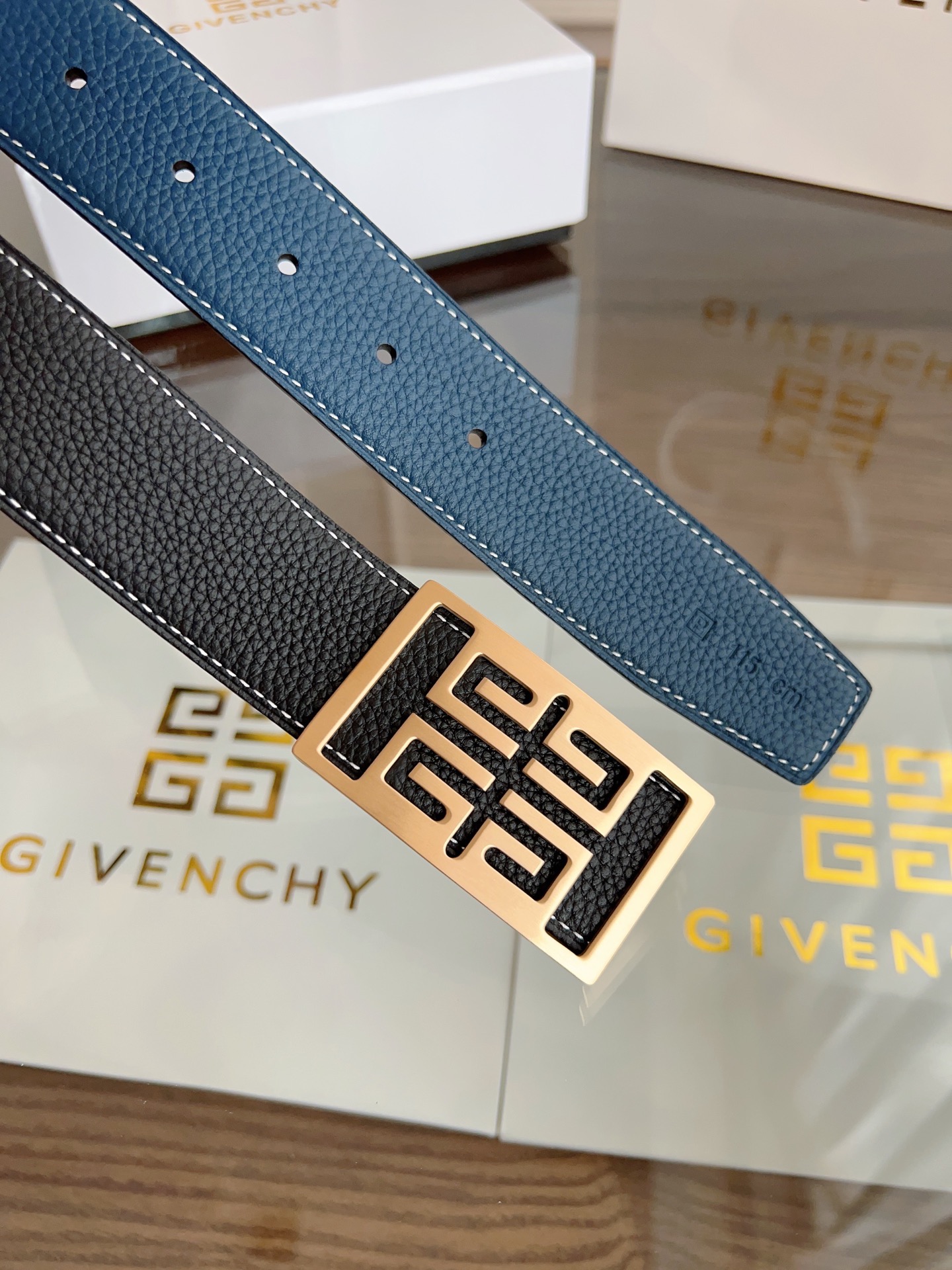  纪梵希 原单货品，宽度3.8cm 
双面头层togo荔枝纹，柔软皮料。
双面可用，精细做工，品质好货。