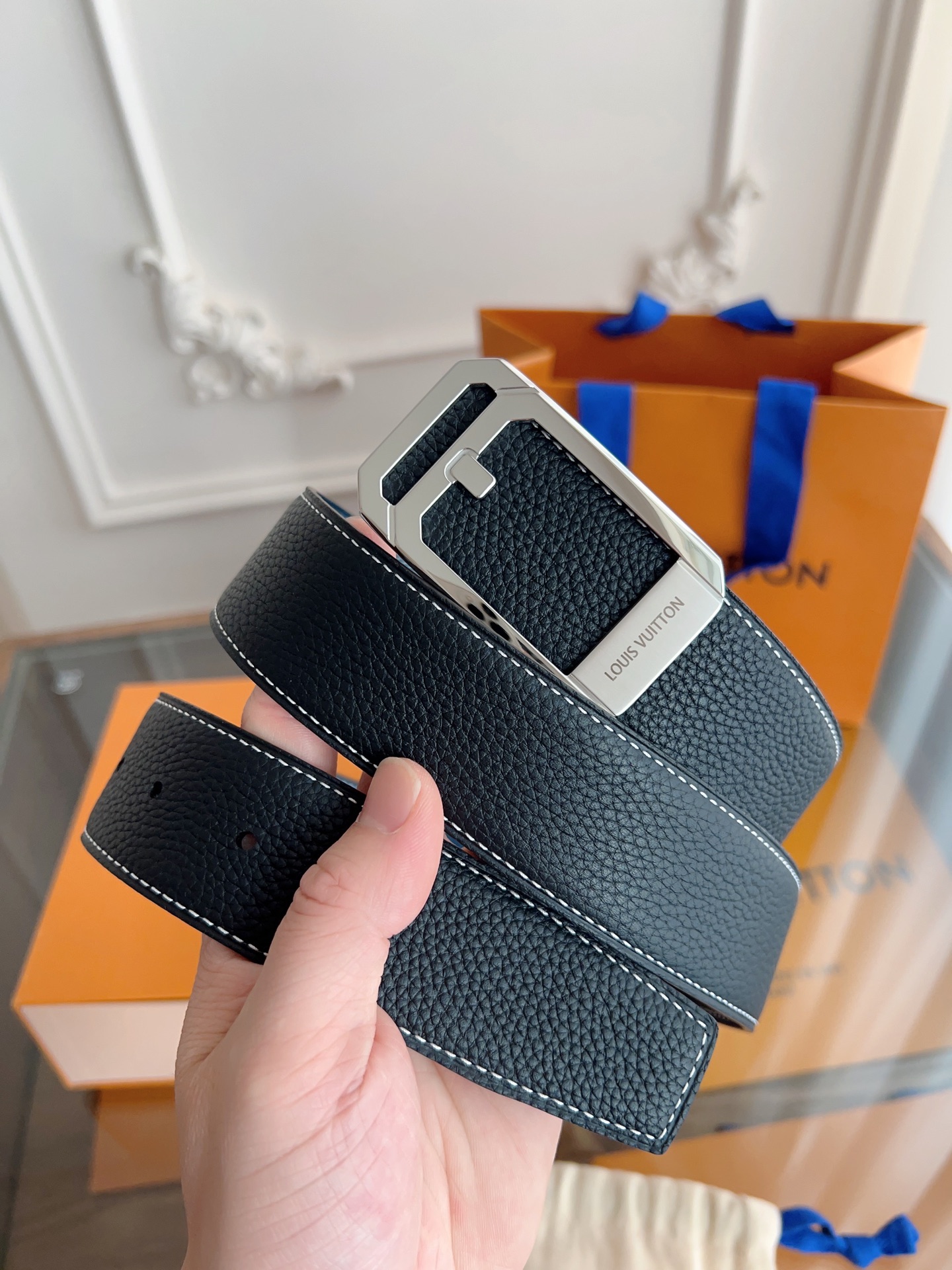  路易威登 原单货品，宽度3.8cm 
双面头层togo荔枝纹，柔软皮料。
双面可用，精细做工，品质好货