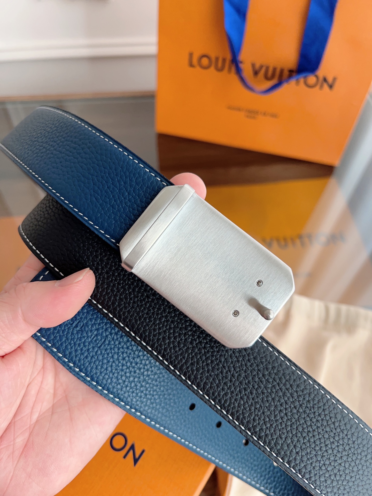  路易威登 原单货品，宽度3.8cm 
双面头层togo荔枝纹，柔软皮料。
双面可用，精细做工，品质好货