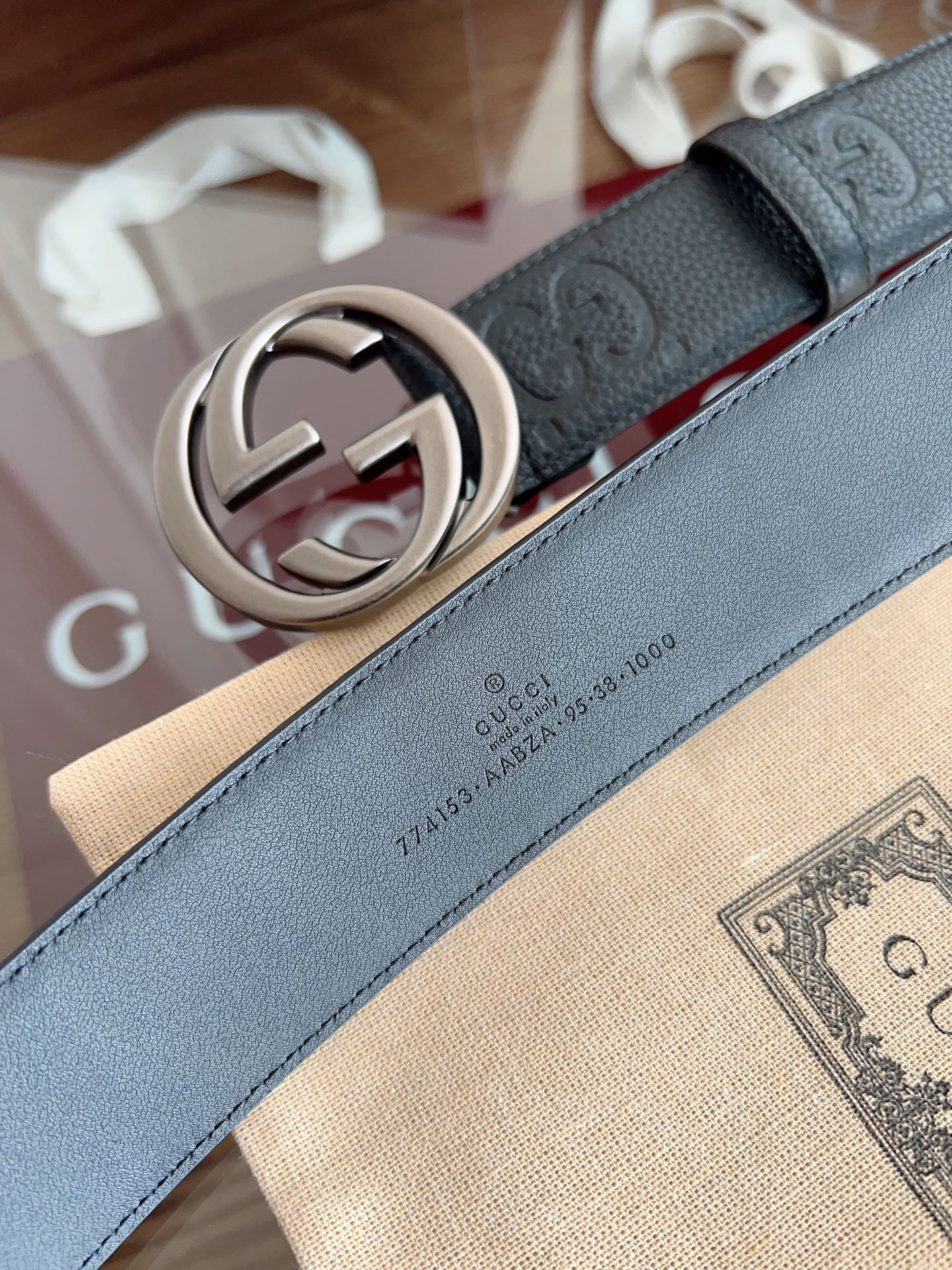 📿 古家 Guc* 高端商务百搭腰带 ➕ 自用送礼的绝佳之选！

🌟 经典双G扣设计——灵感源自70年代典藏元素，金属光泽扣头搭配互锁G细节，吸睛却不张扬，轻松提升整体质感。

✨ 顶级工艺：

▫ 定制真皮+GG帆布，4cm宽度适配高腰/低腰穿搭

▫ 真空电镀五金，耐磨不掉色，金色光泽持久高级

▫ 环保工艺制作，细节处处彰显匠心

🖤 极简黑金银配色：低调黑色革身 × 闪耀金色扣头，通勤、聚会、混搭统统驾驭！

📦 同款全套包装，附赠丝带礼盒，自用彰显品位，送礼体面过人！

💬 心动私聊｜*￥带走千元品质 👇
p160