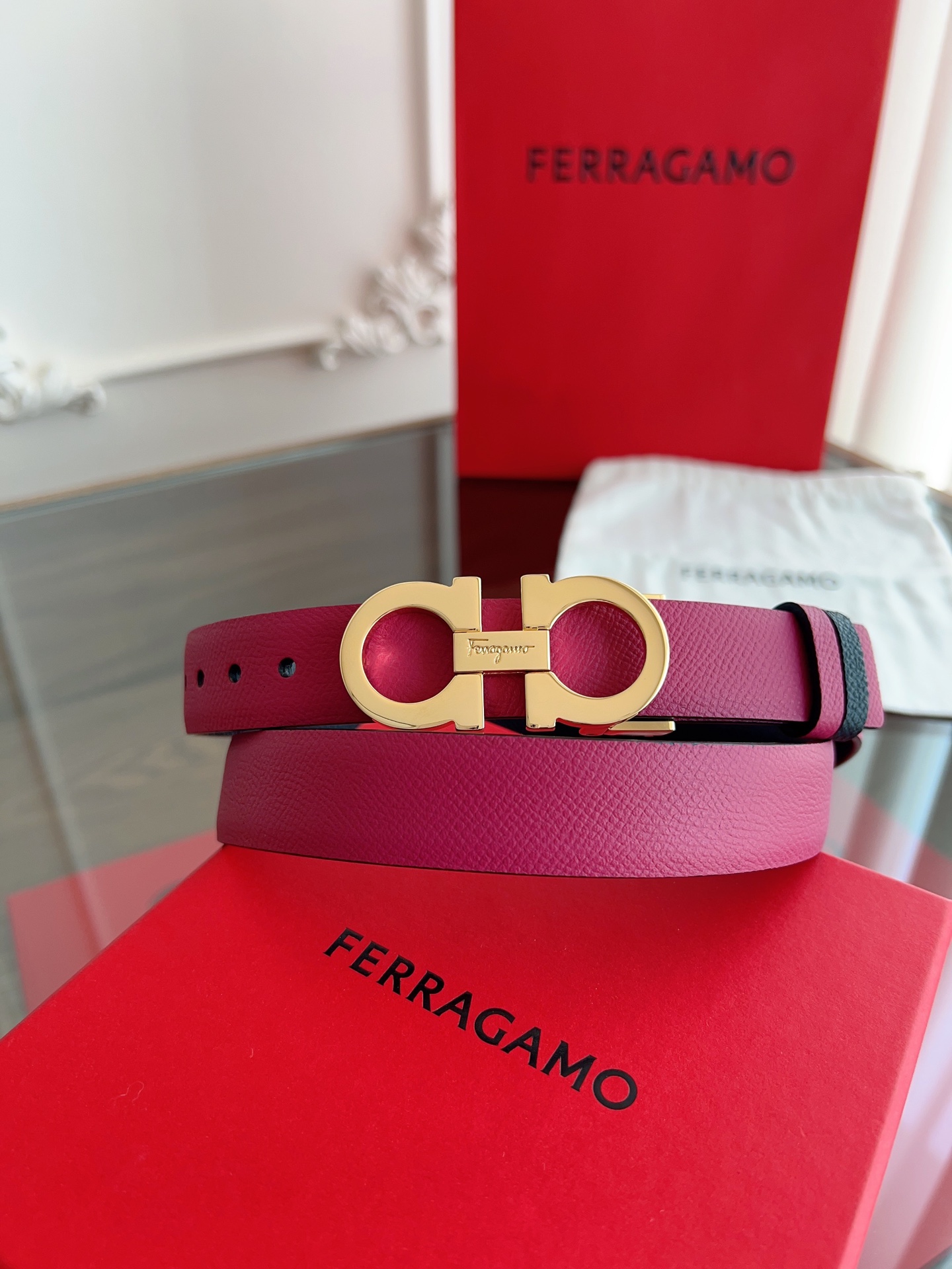 【Ferragamo】菲拉格慕·高端品质 ．双面色可用．长度可自行裁剪达到修身效果．材料：带身彩用进口头