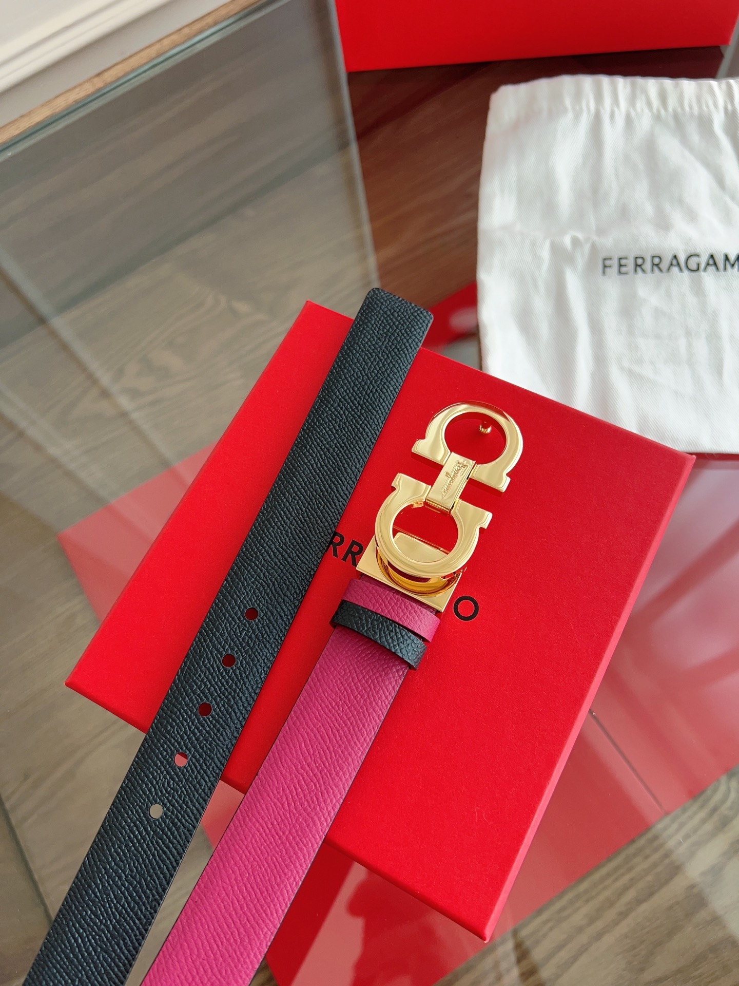 【Ferragamo】菲拉格慕·高端品质 ．双面色可用．长度可自行裁剪达到修身效果．材料：带身彩用进口头