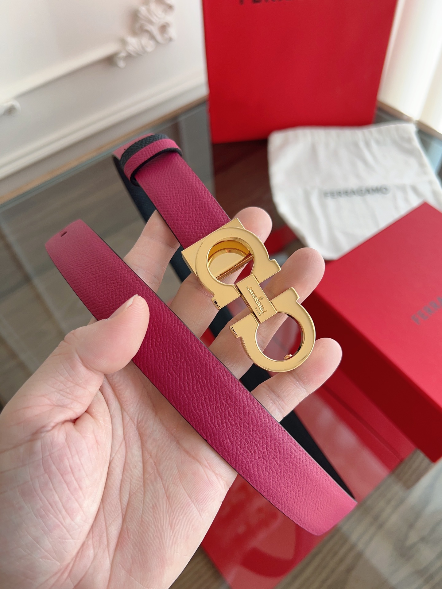 【Ferragamo】菲拉格慕·高端品质 ．双面色可用．长度可自行裁剪达到修身效果．材料：带身彩用进口头